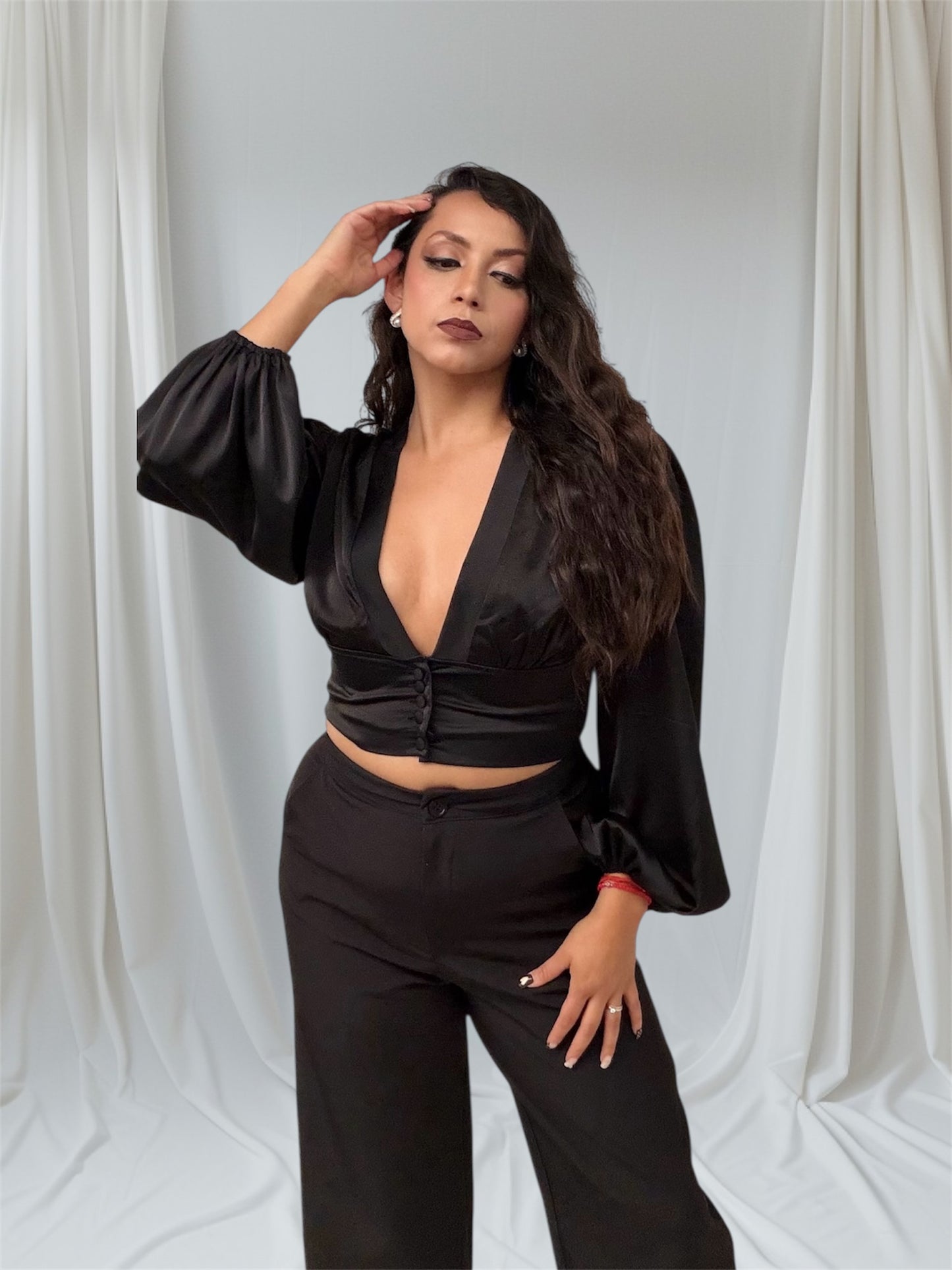 Blusa satín corta con botones