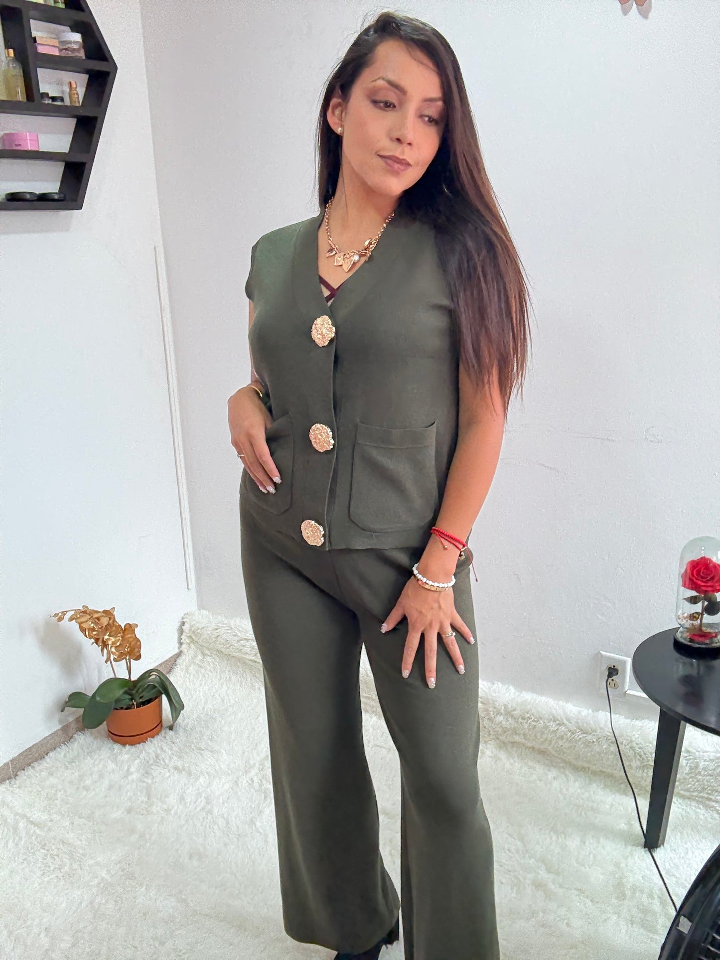 Conjunto chaleco/pantalón con botones dorados