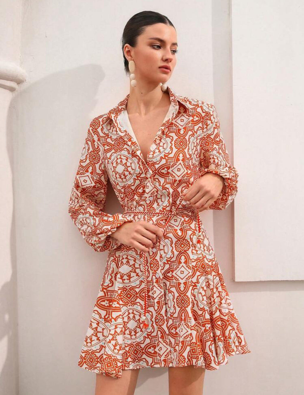 Vestido corto camisero manga larga con cinta de vuelo estampado Talavera