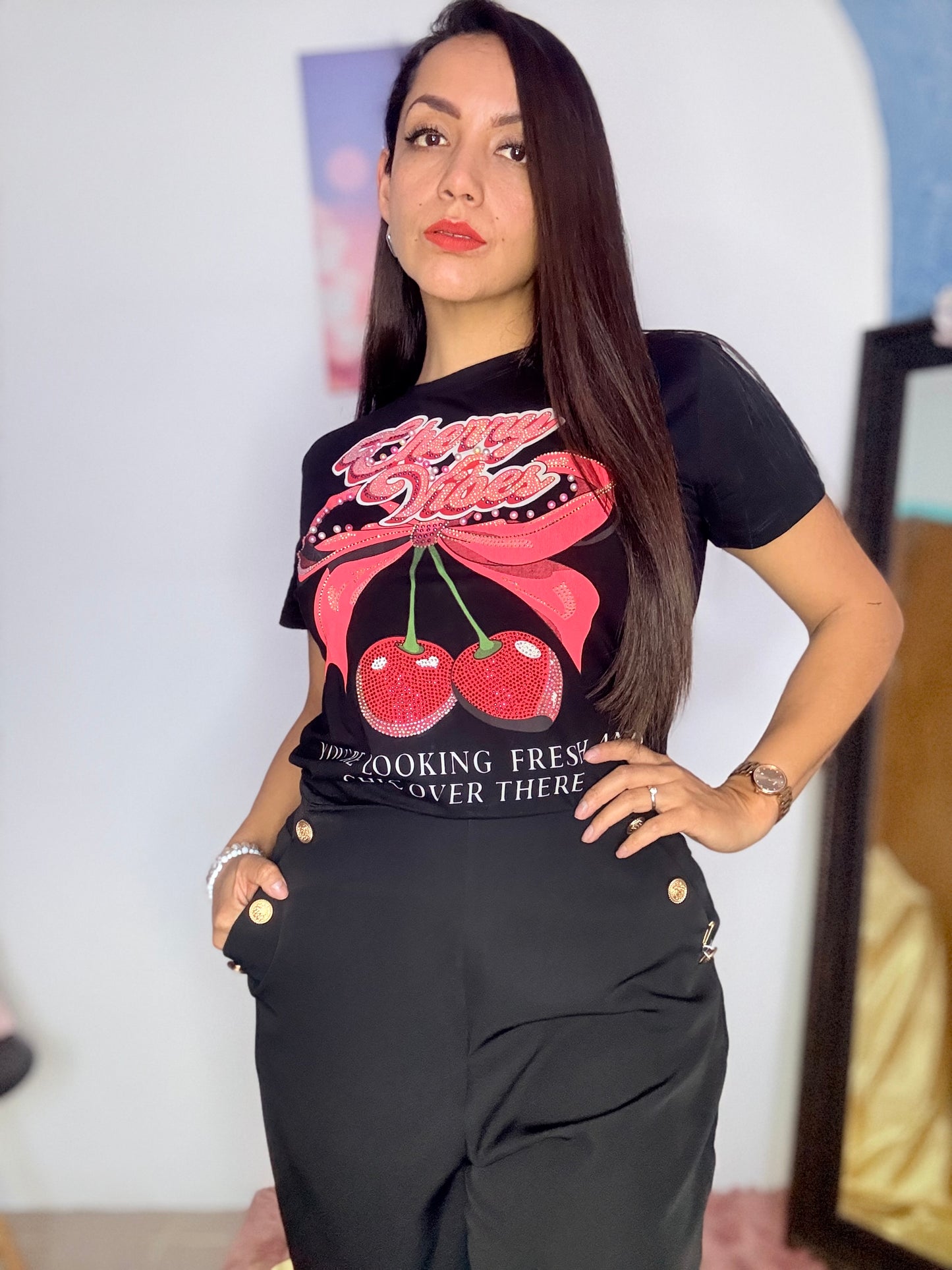 Pantalón negro con botón dorado de vestir