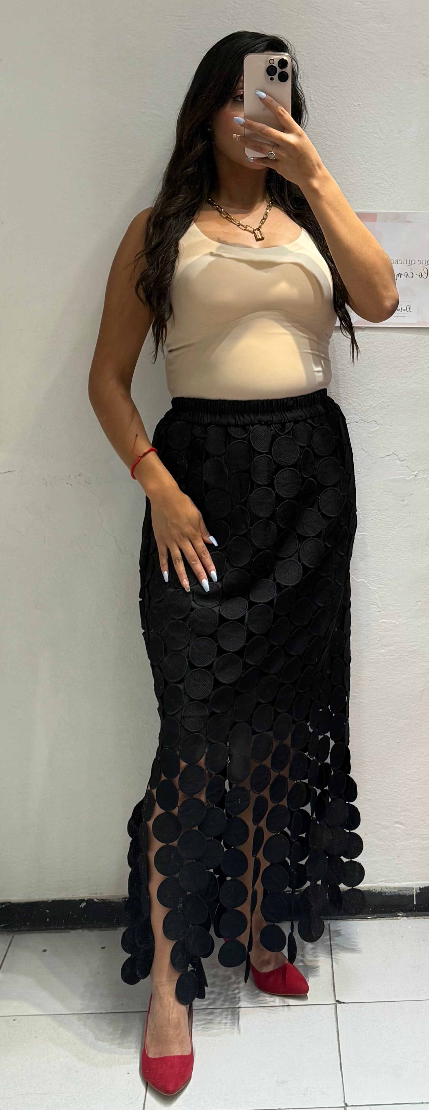 Faldita de flecos y círculos