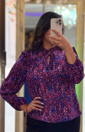 Blusa con estampado de cuello con cordón ribete
