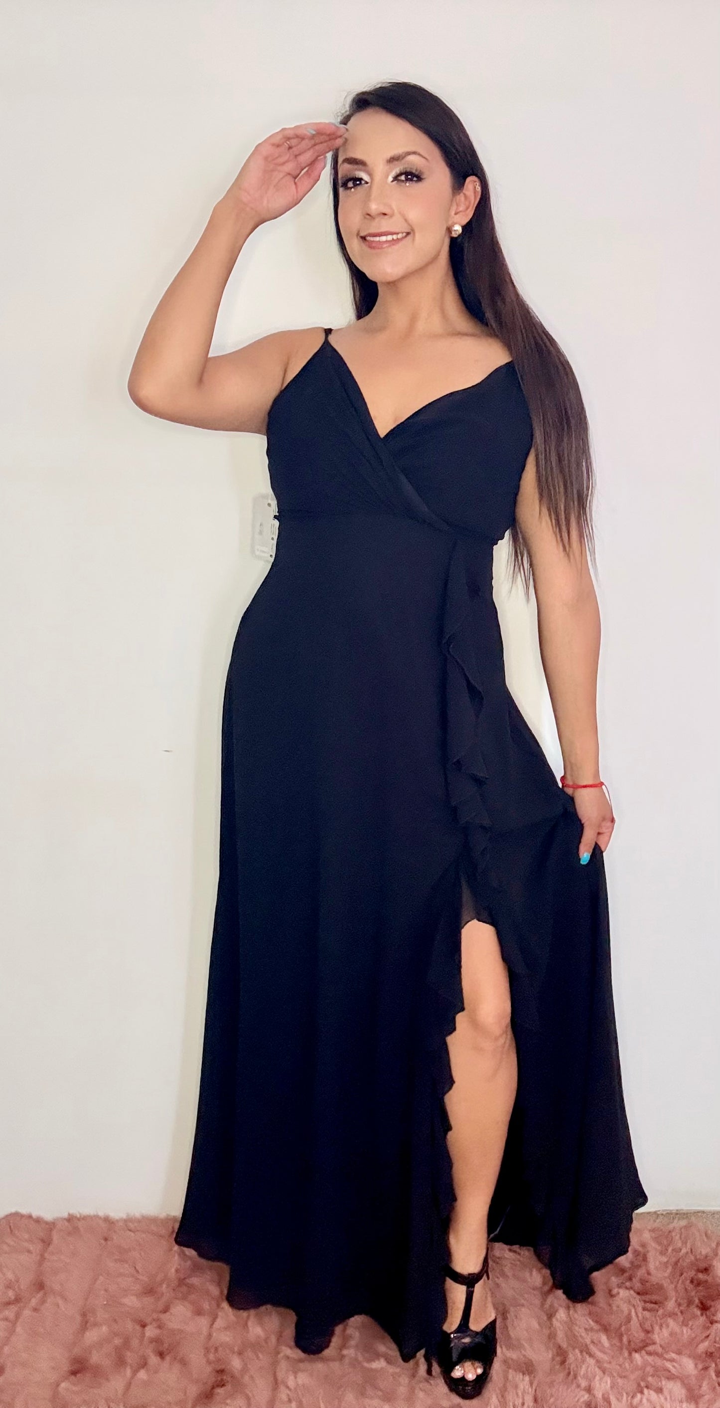 Vestido largo escote v con tirantes, abierta en pierna con caída en pliegues