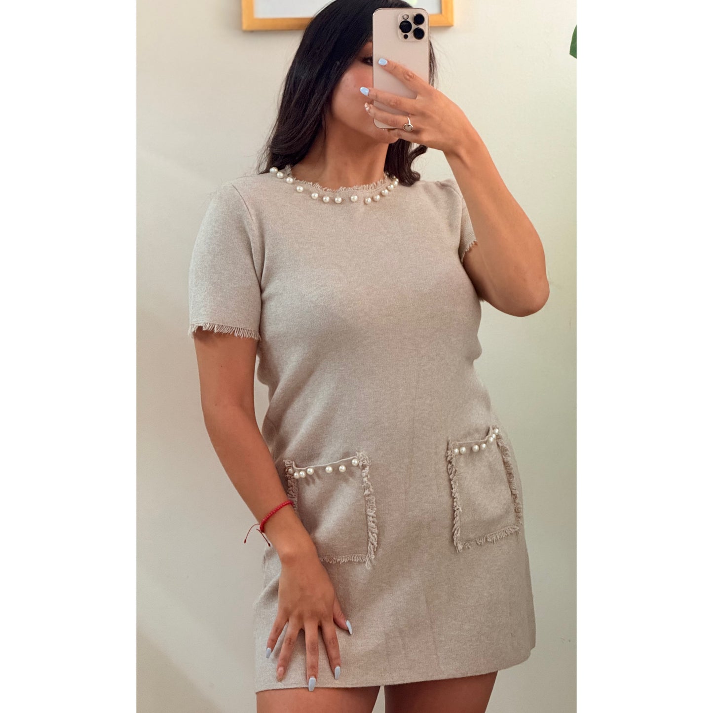 Vestido corto manga corta con detalle en cuello y  bolsas