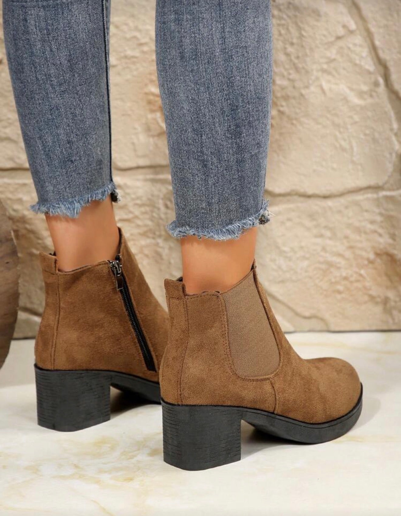 Botines tacón bajito suela lisa con cierre al costado.