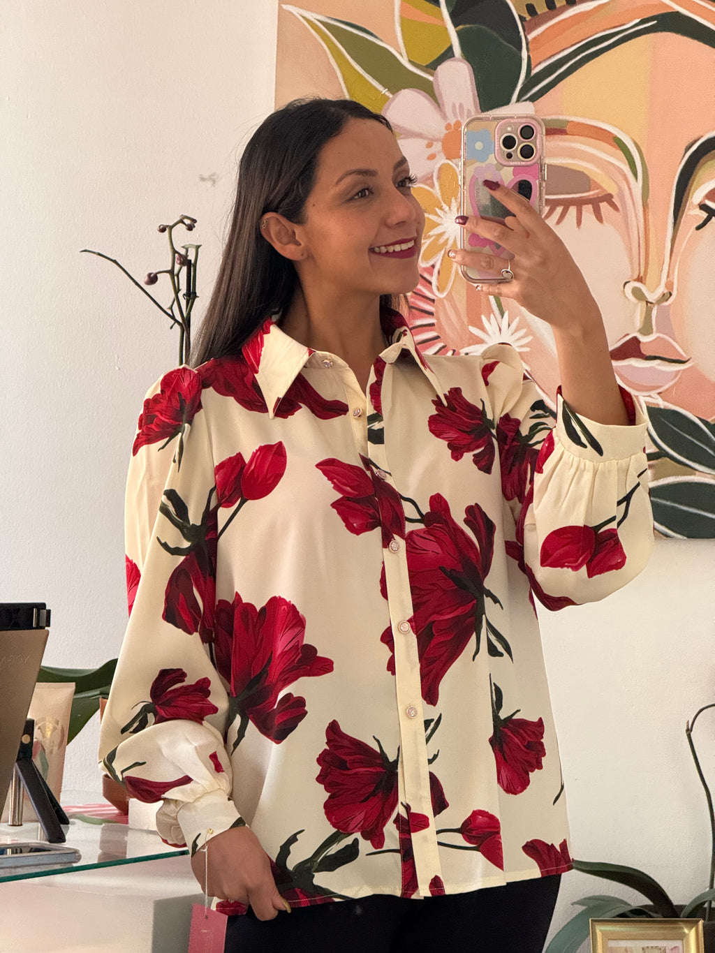 Blusa beige con rosas