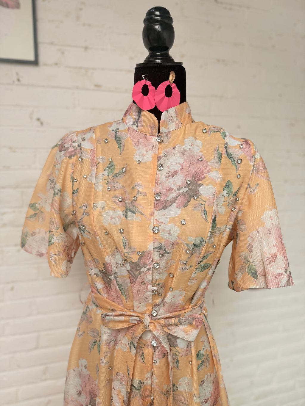 Vestido largo manga corta con pedrería y estampado floral