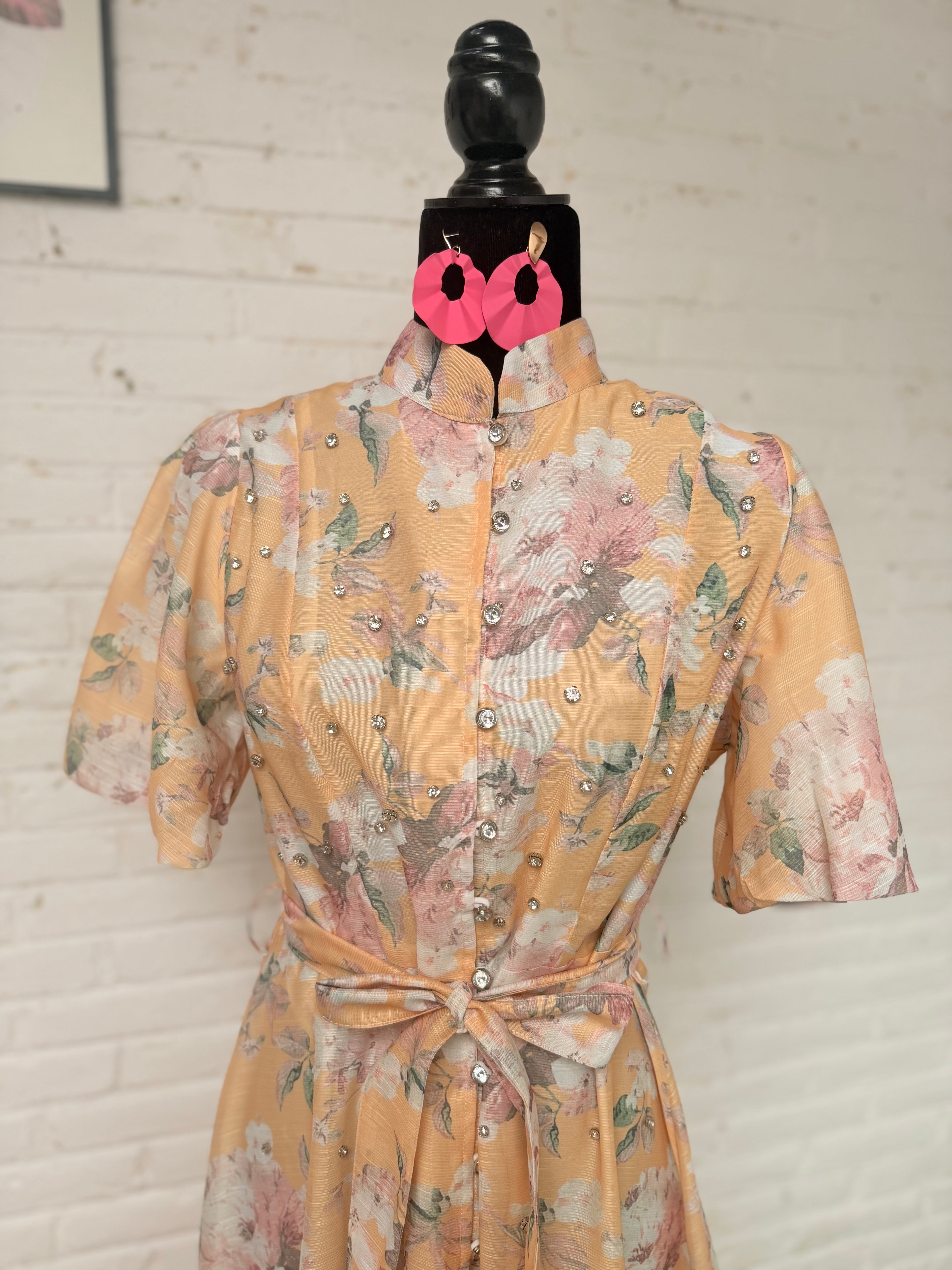 Vestido largo manga corta con pedrería y estampado floral