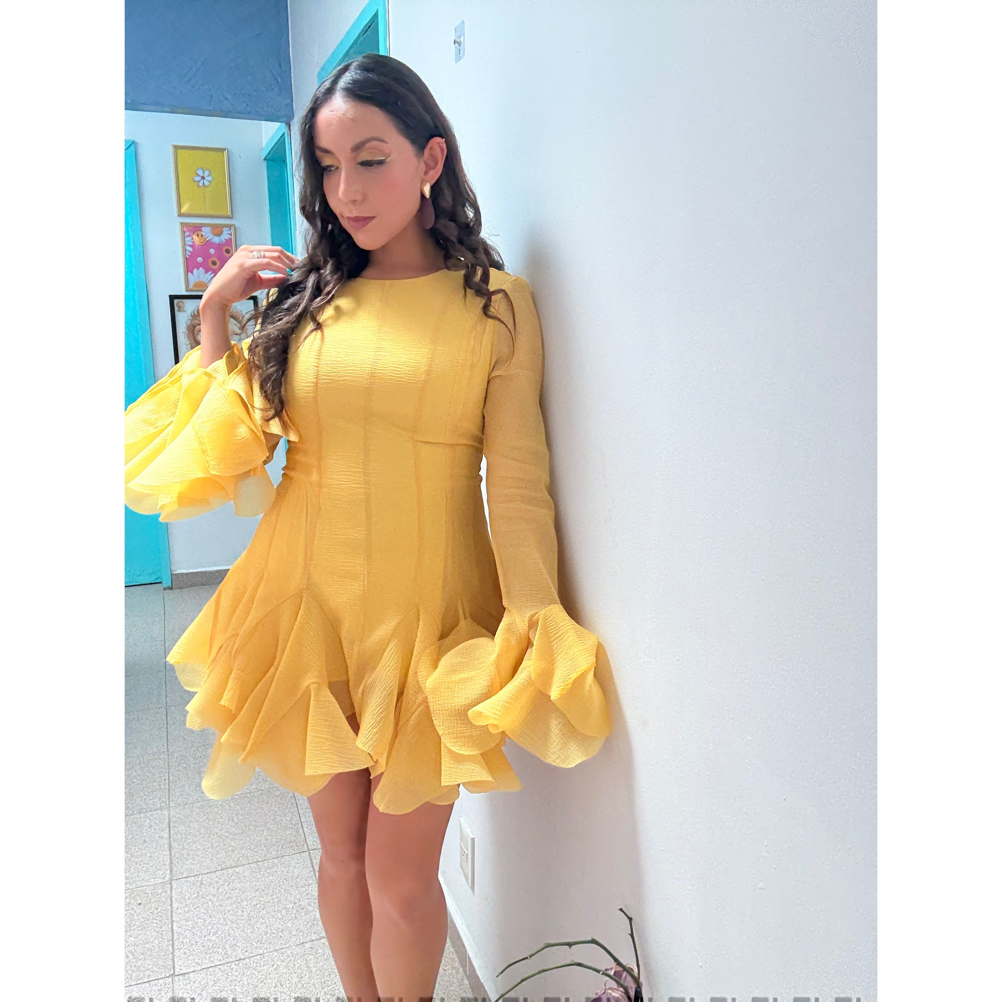 Vestido corto manga larga con holanes en falda