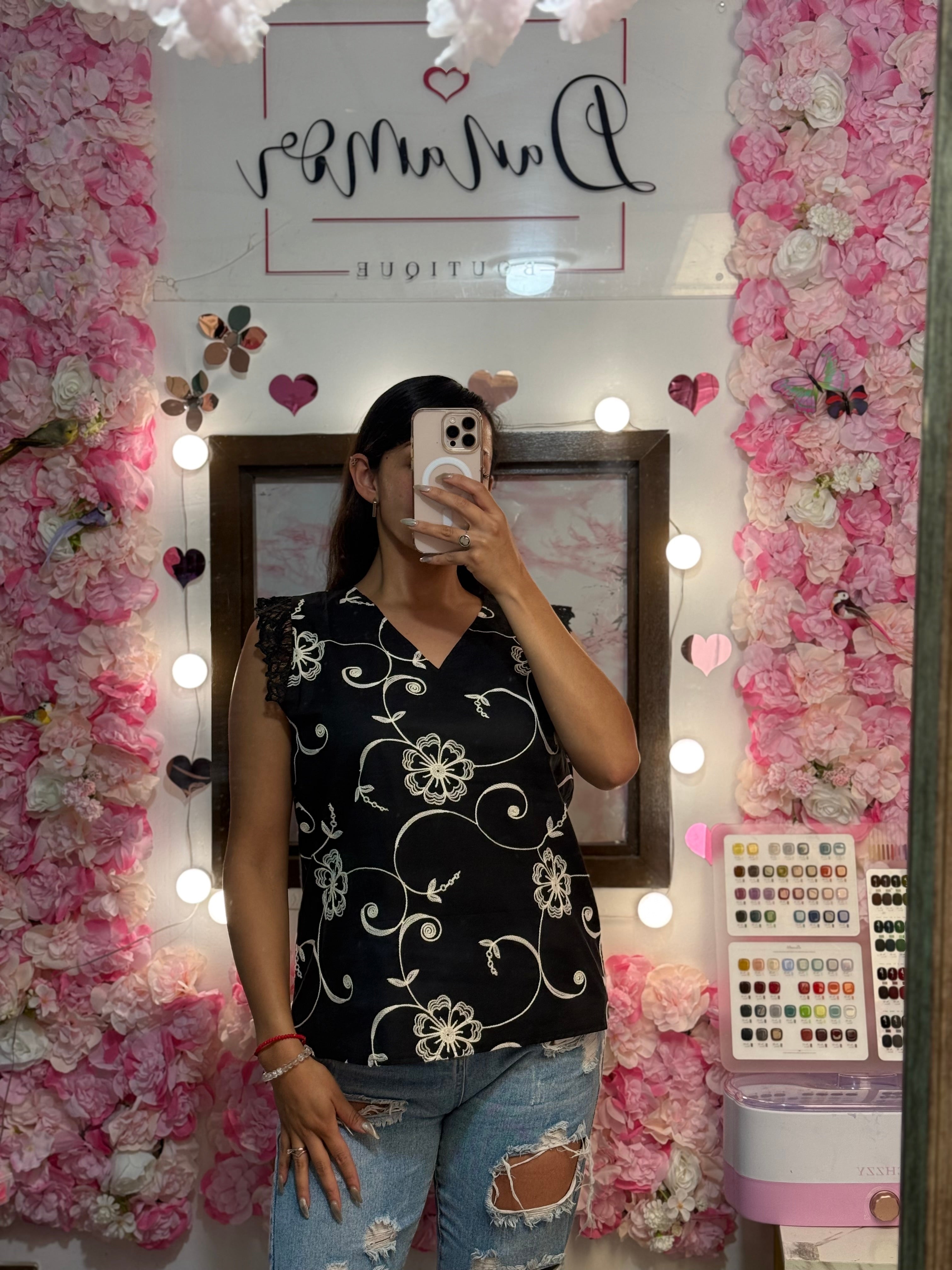 Blusa bordada sin mangas