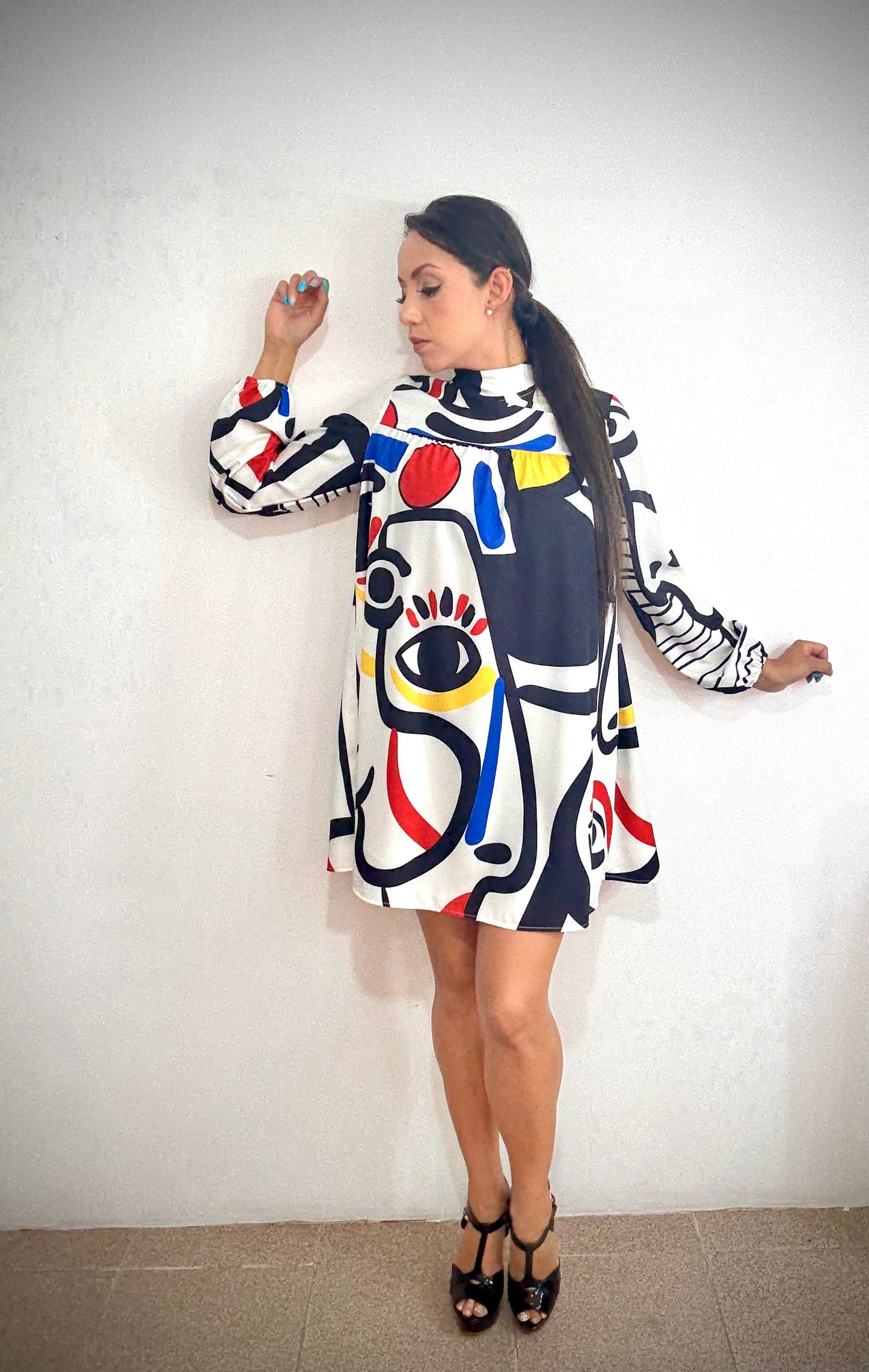 Vestido corto estampado caricatura de colores con cinta en cuello