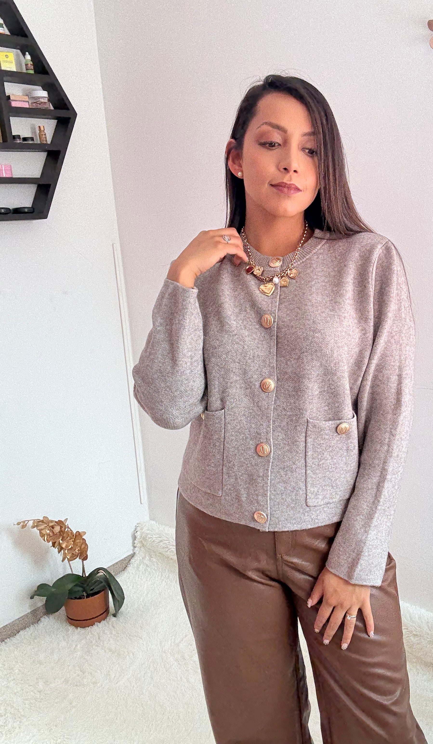 Suéter grueso con botones dorados