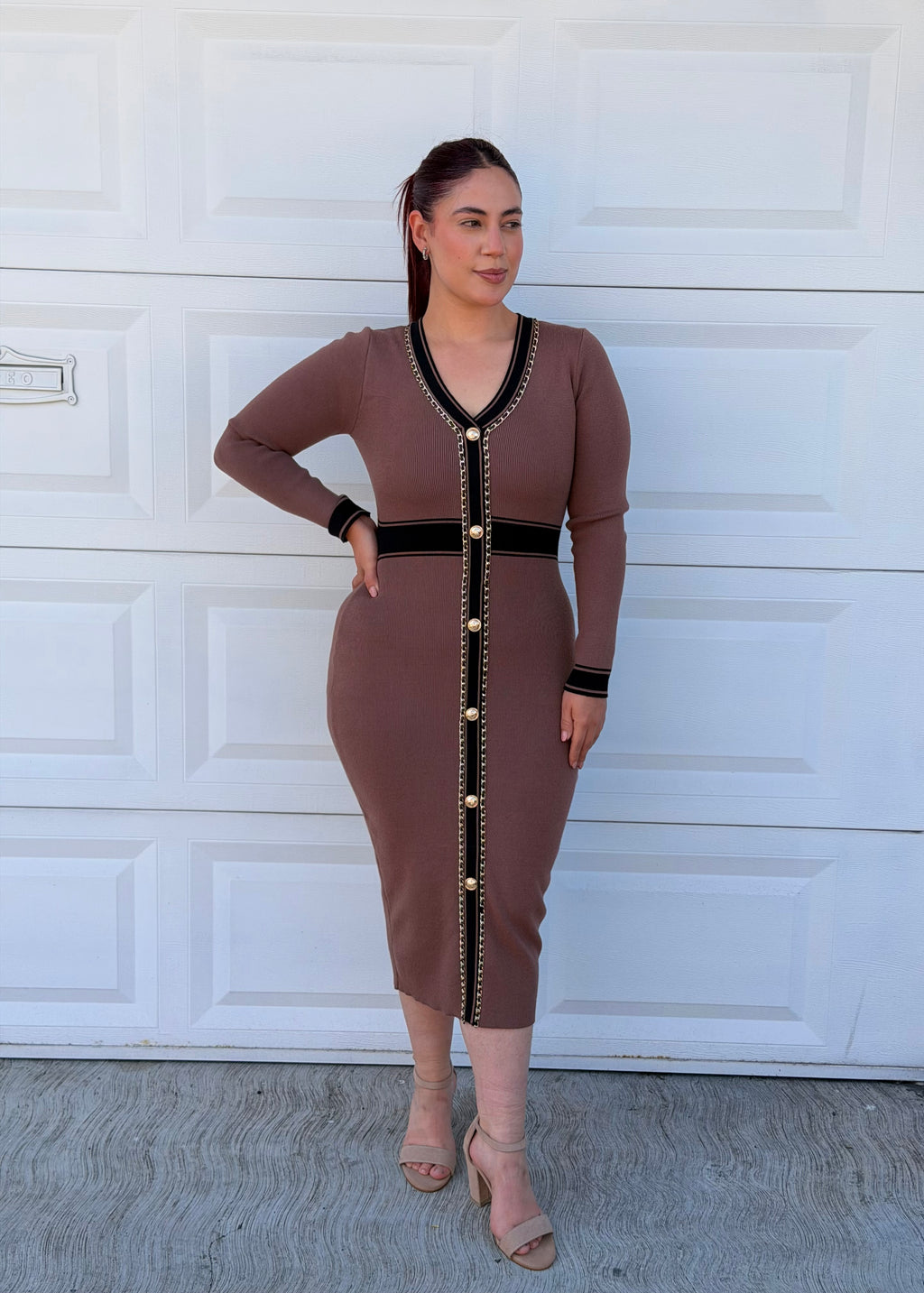 Vestido de punto con botones dorados y cadena