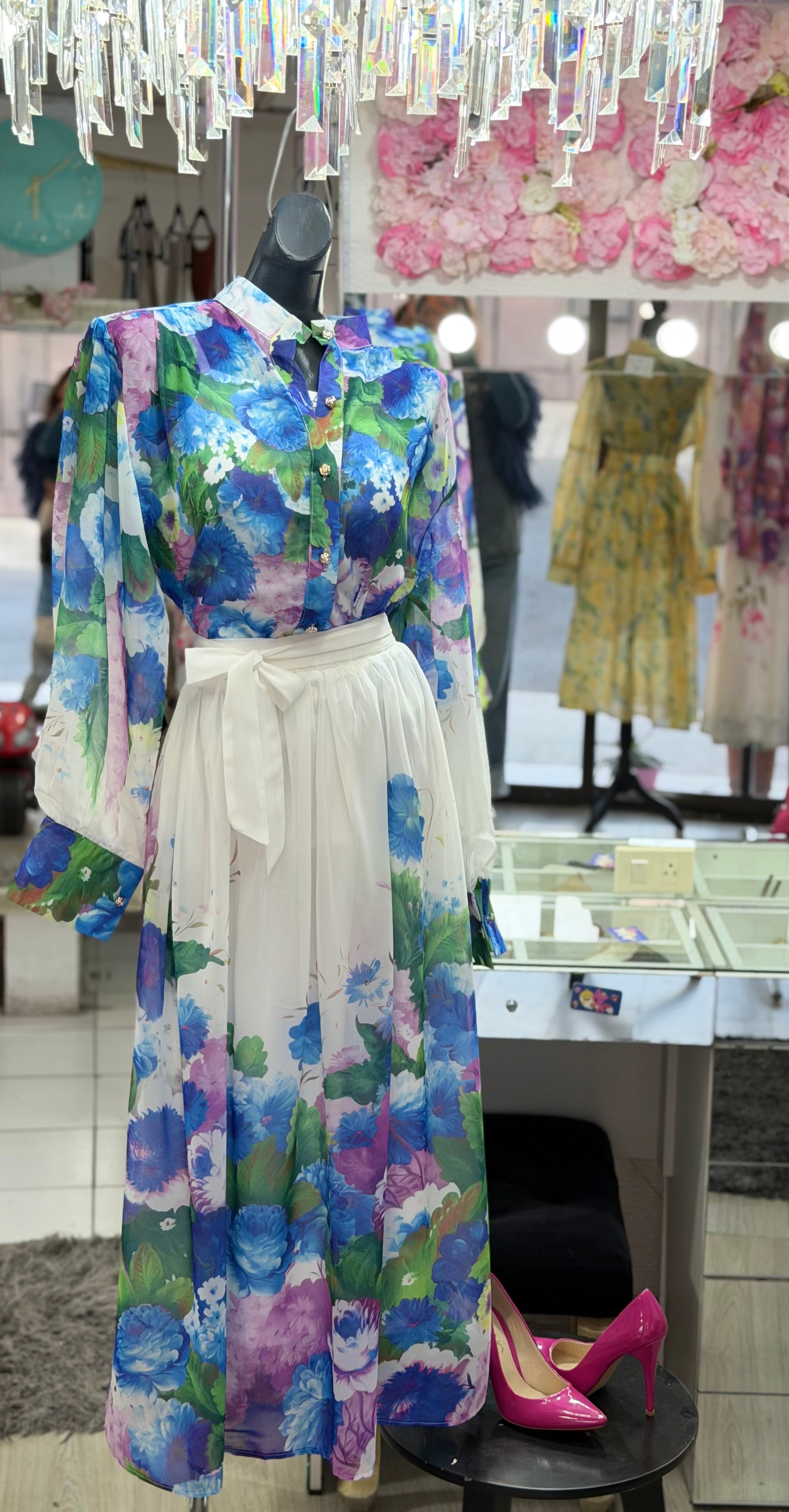 Conjunto floral 3 piezas, blusa, básica y falda