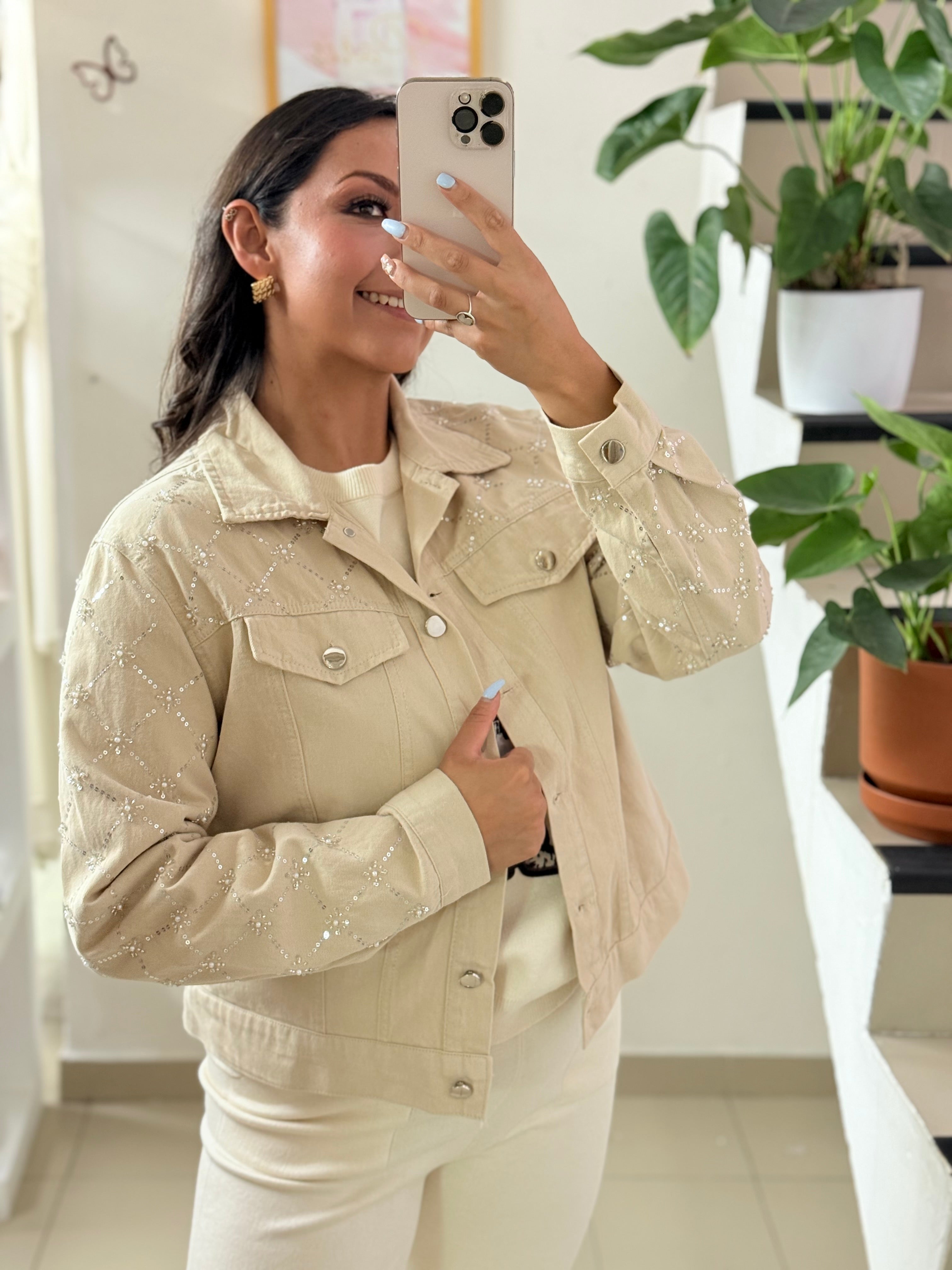 Chamarra de jeans bordada con aplicaciones