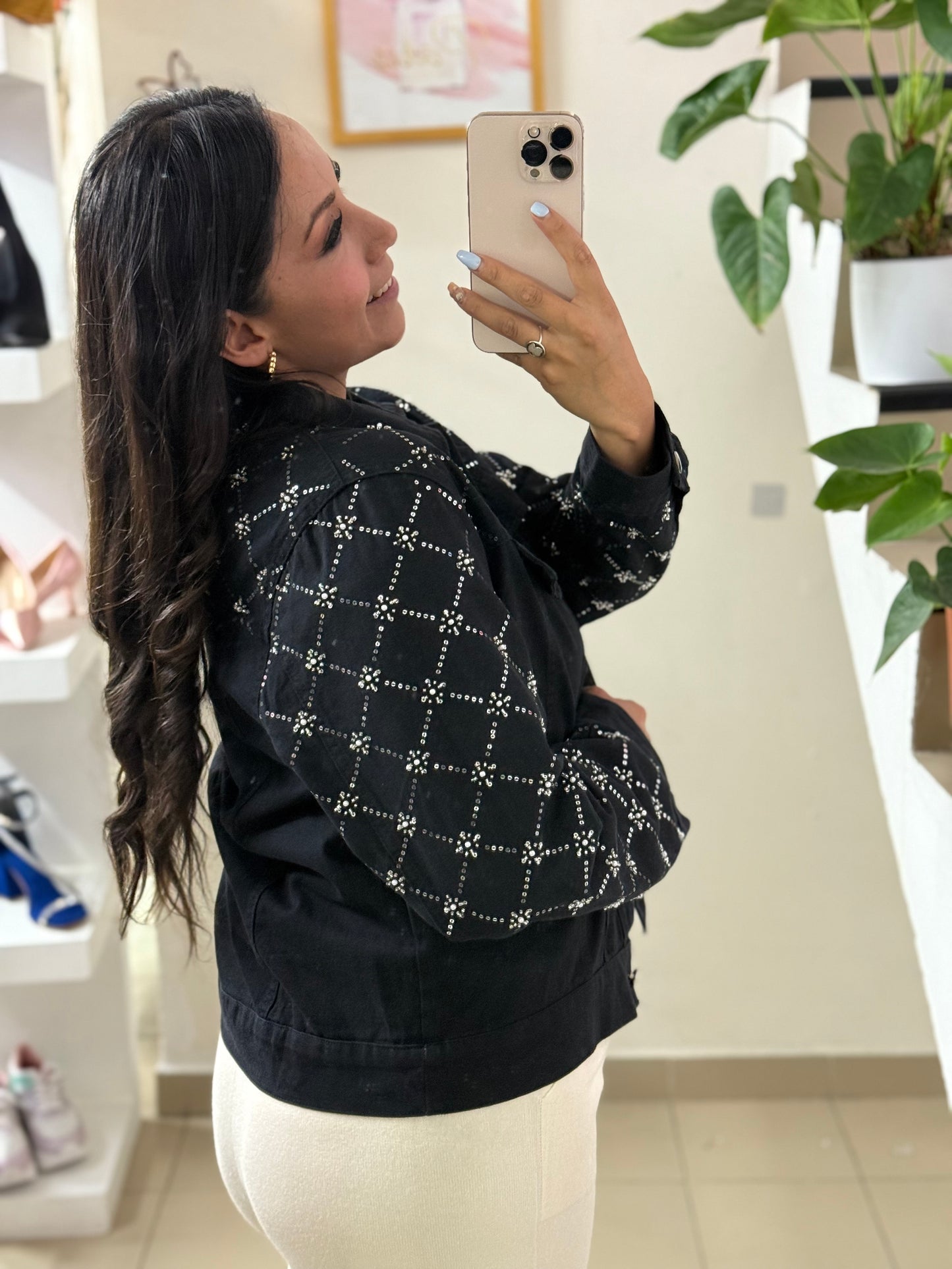 Chamarra de jeans bordada con aplicaciones