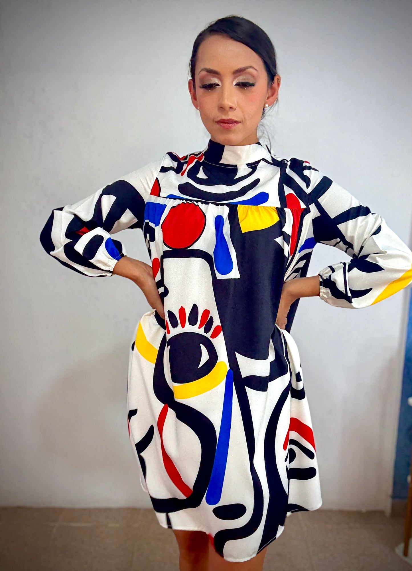 Vestido corto estampado caricatura de colores con cinta en cuello