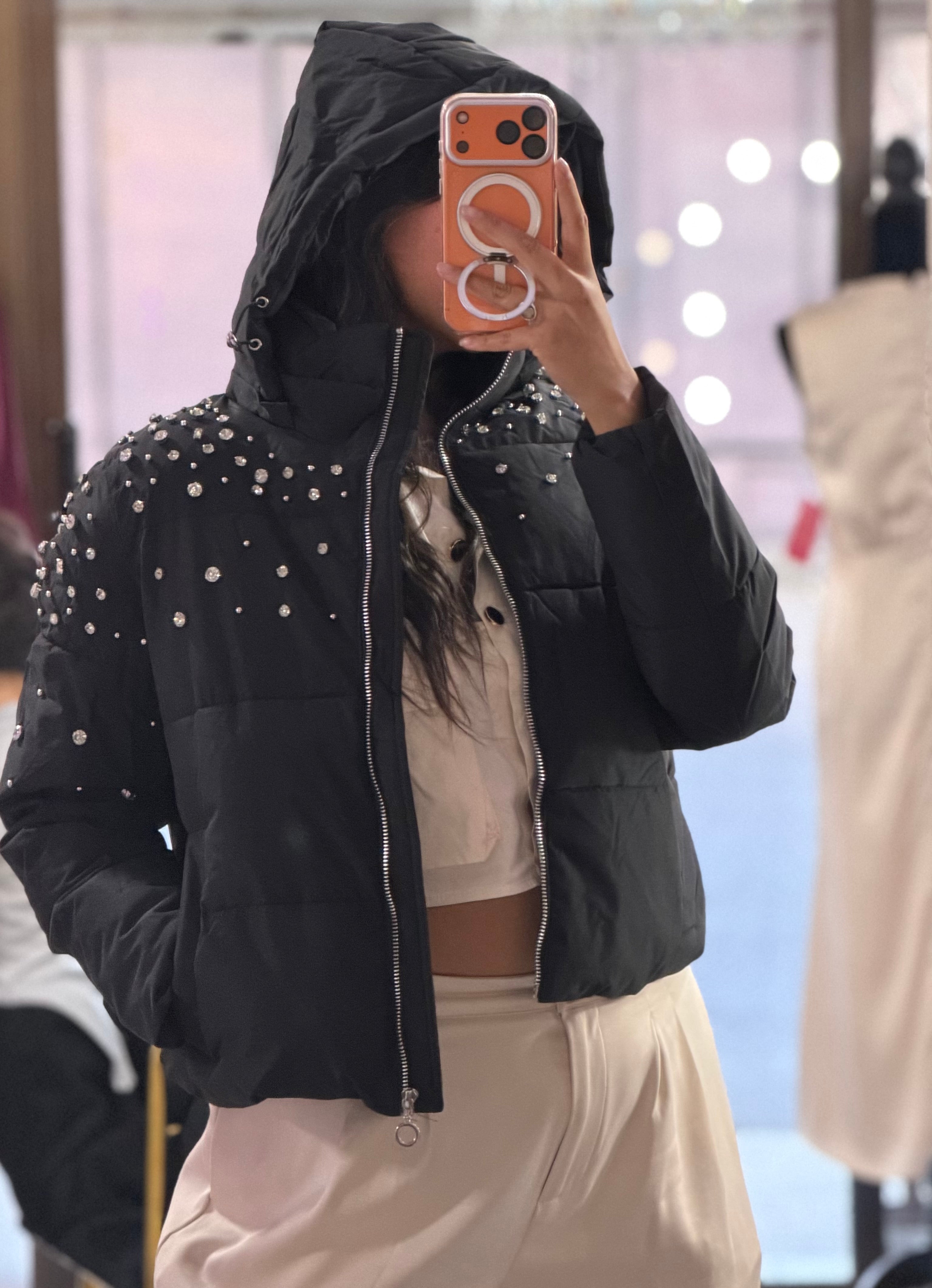 Chamarra con aplicaciones en piedras plata