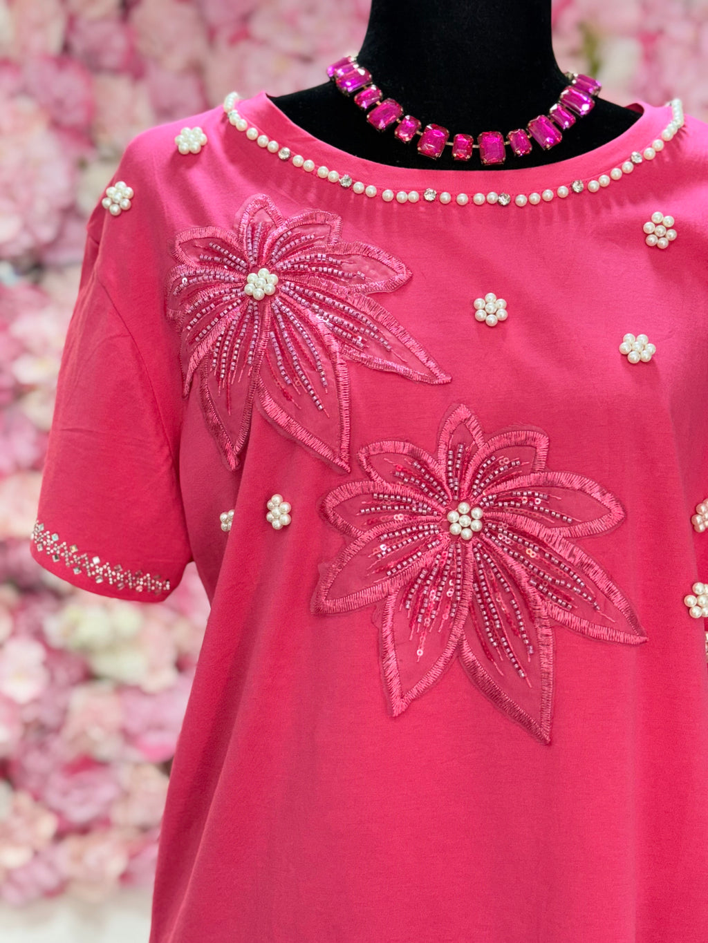 Playera con bordado de flores y piedras elegante