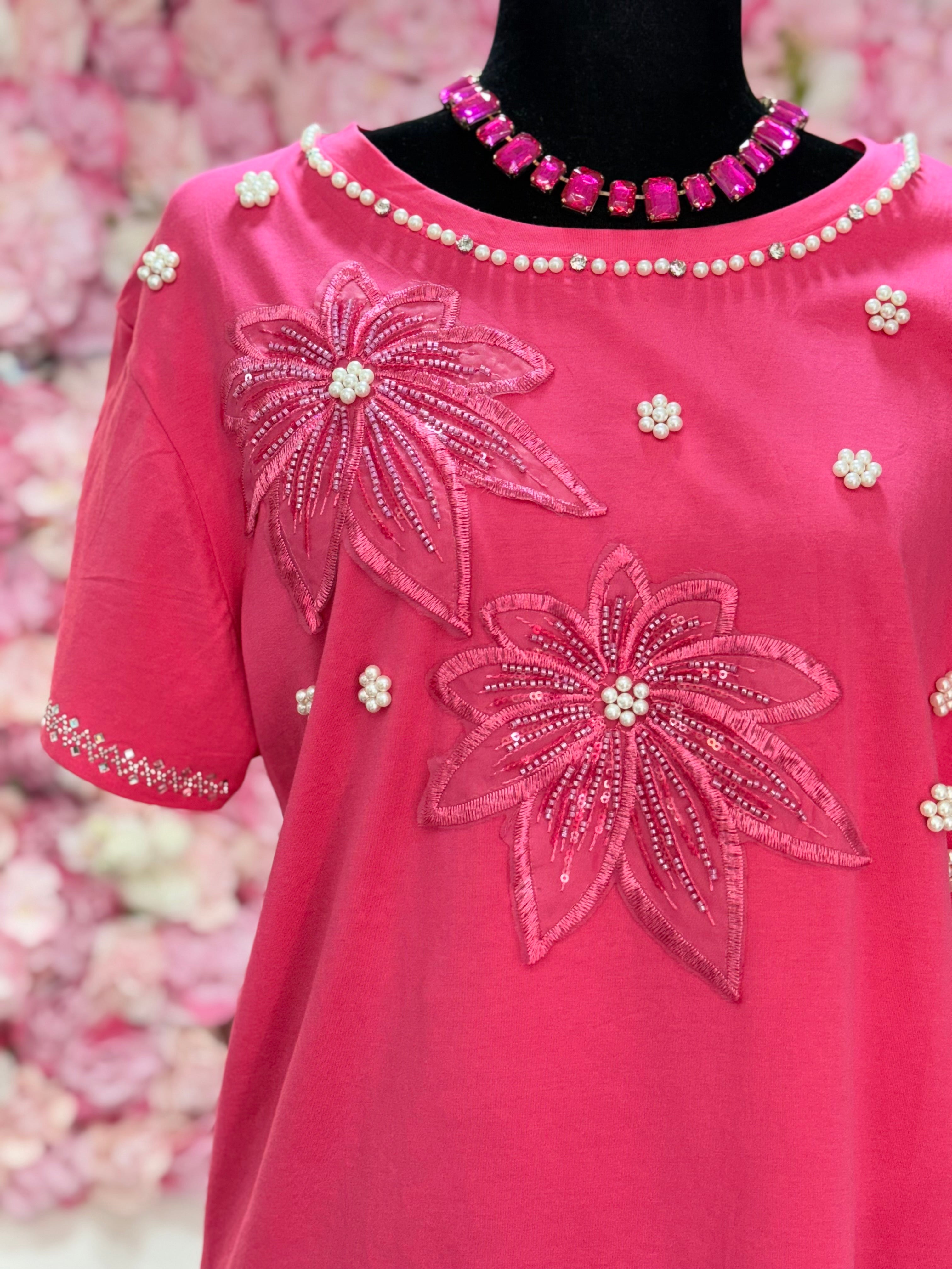 Playera con bordado de flores y piedras elegante