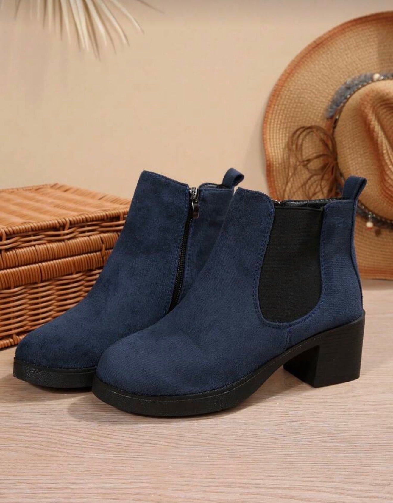 Botines tacón bajito suela lisa con cierre al costado.