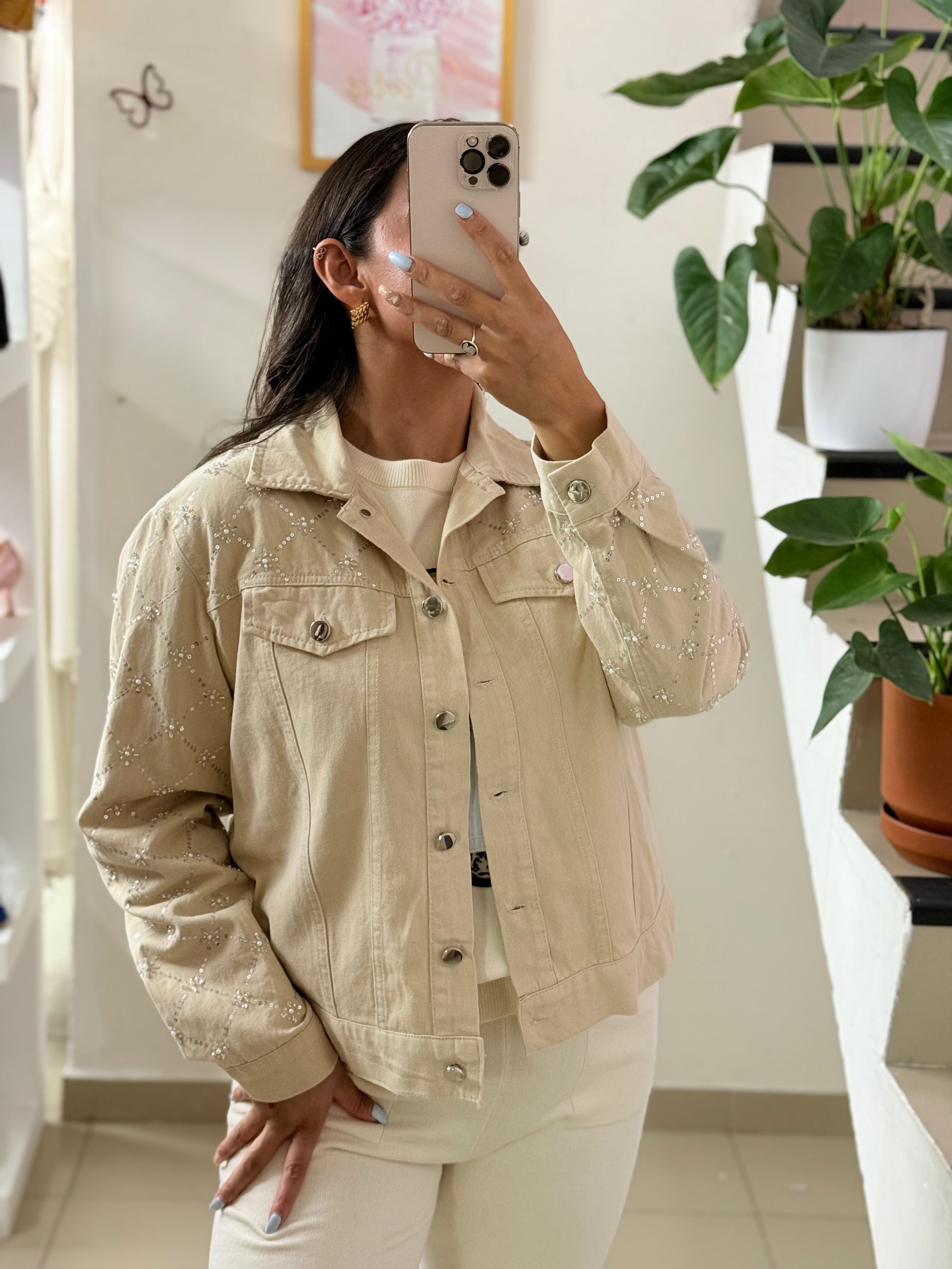 Chamarra de jeans bordada con aplicaciones