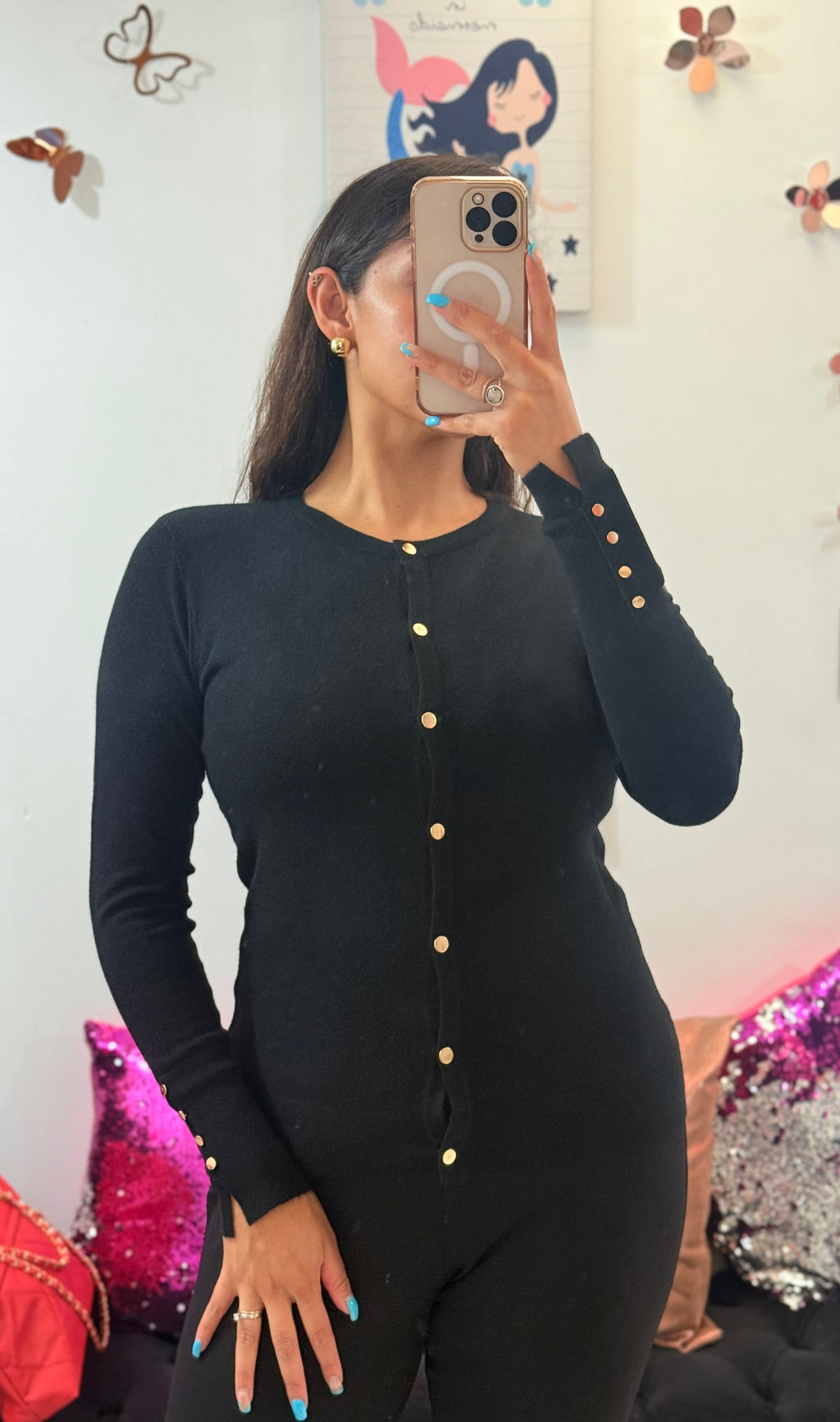 Suéter básico cuello redondo con botones dorados