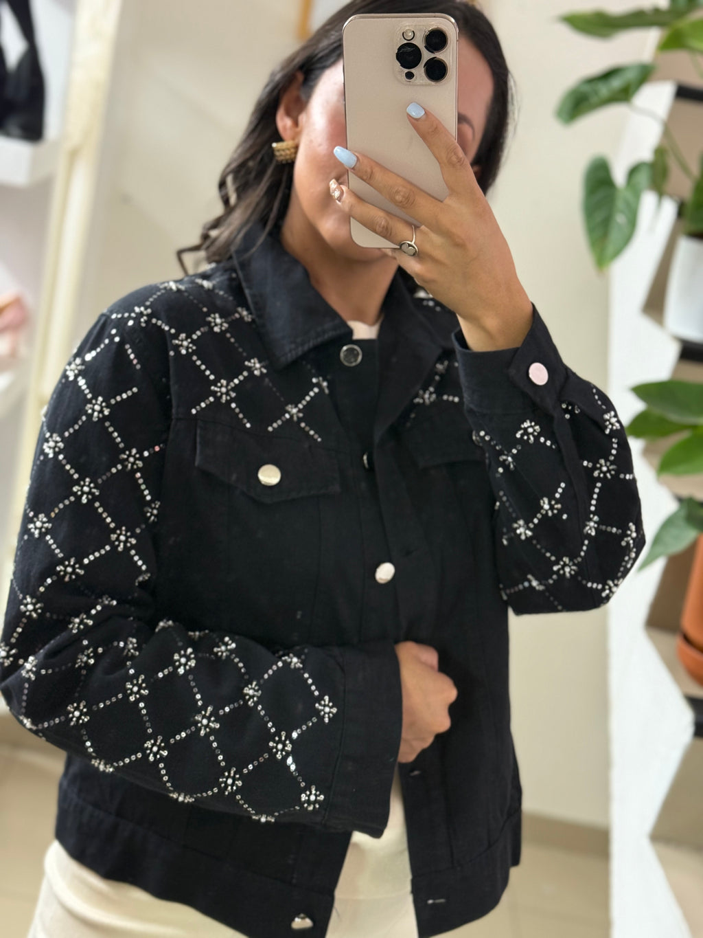 Chamarra de jeans bordada con aplicaciones