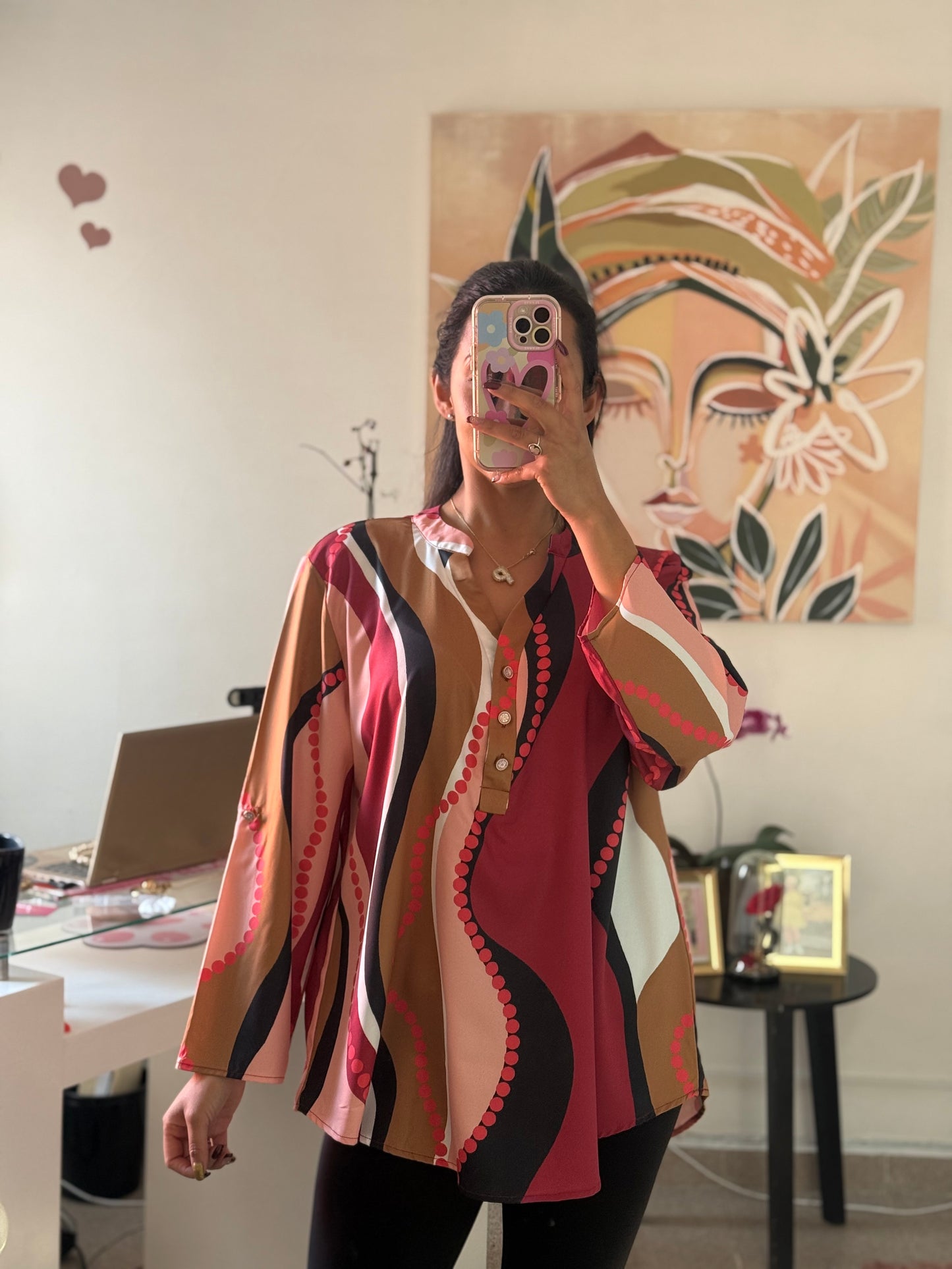 Blusa estampado líneas curvas manga larga con botón al frente