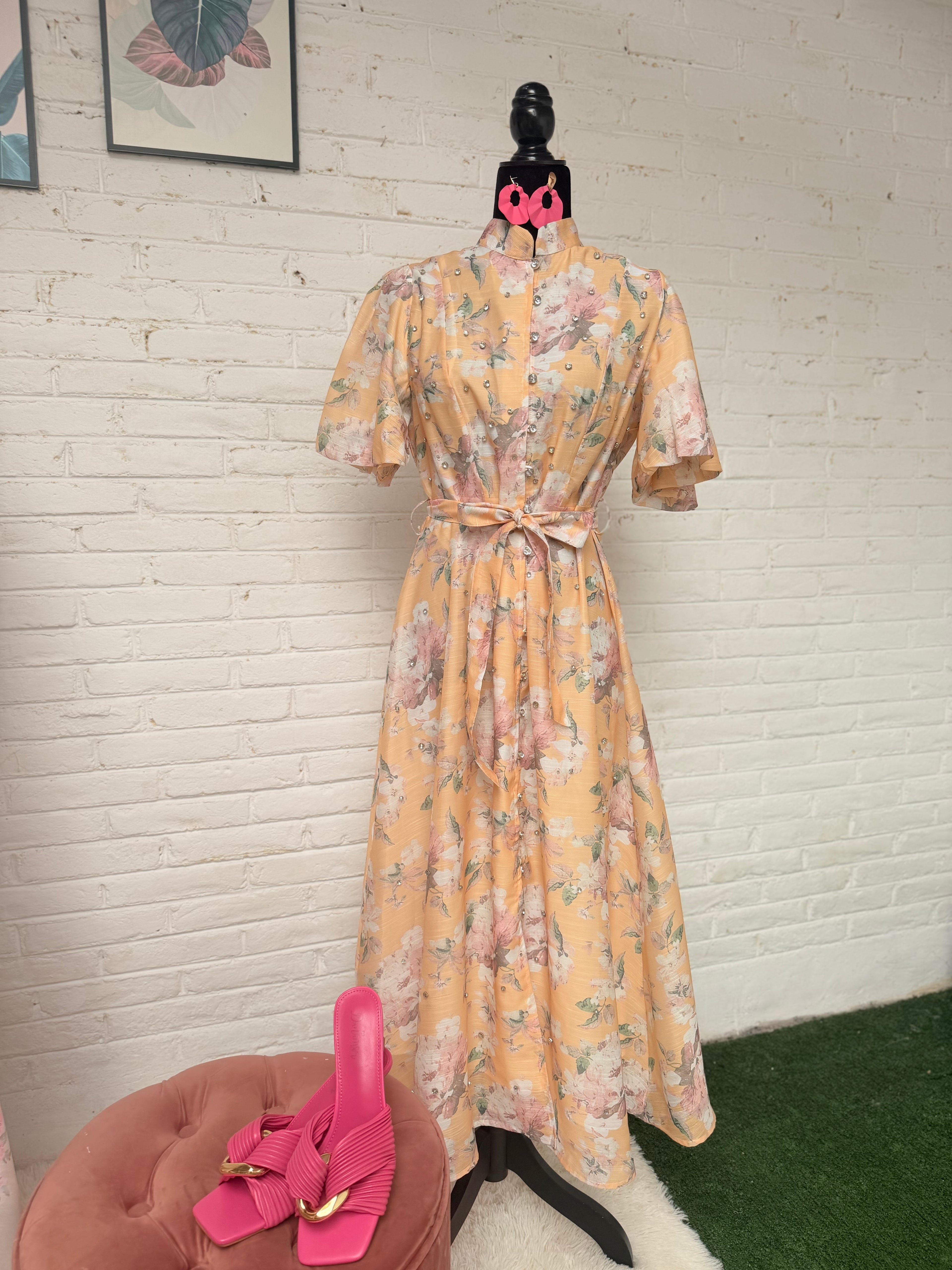 Vestido largo manga corta con pedrería y estampado floral