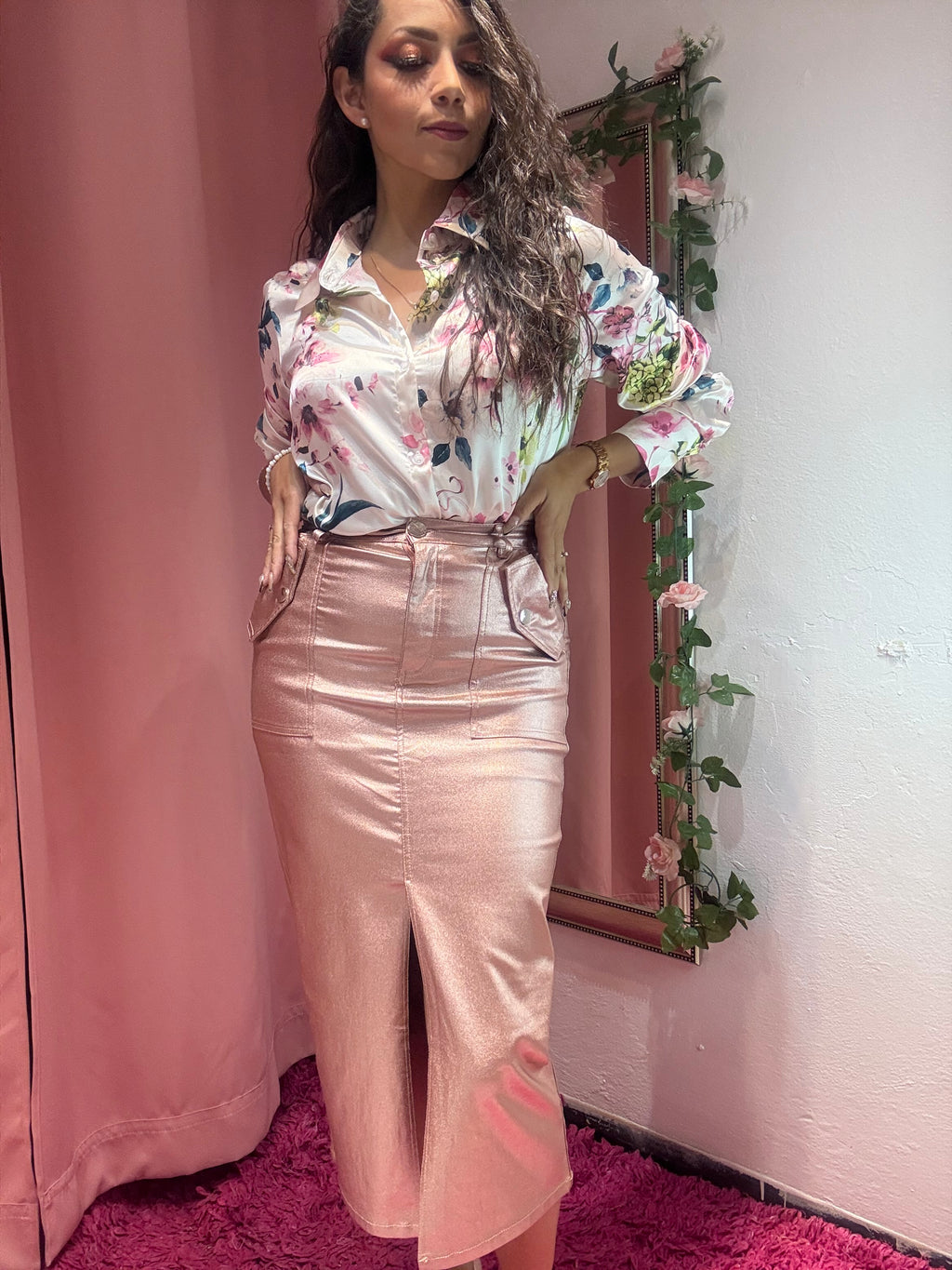 Blusa satinada beige con flores