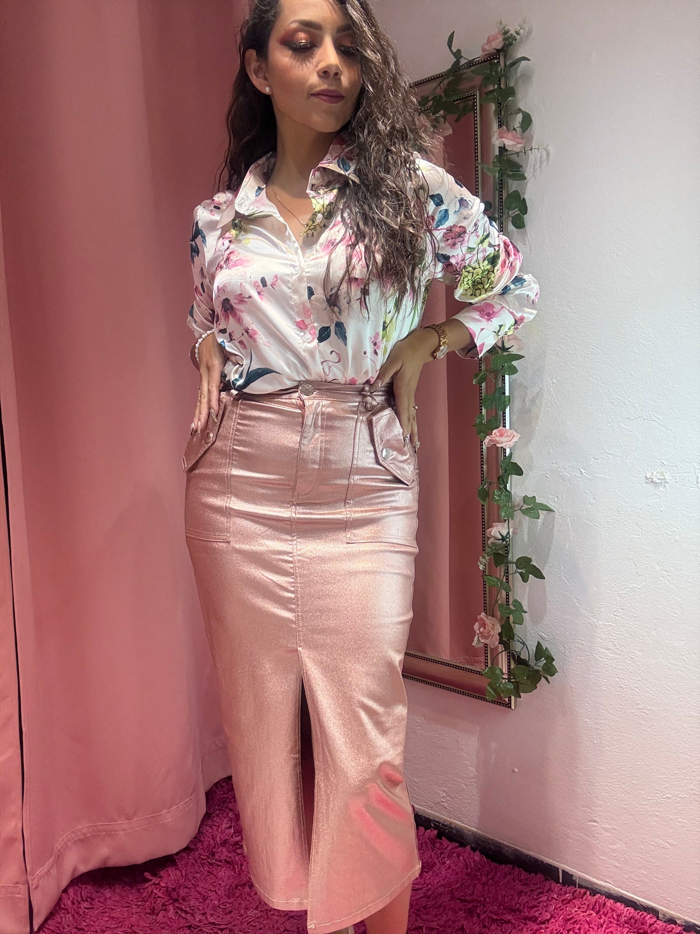 Blusa satinada beige con flores