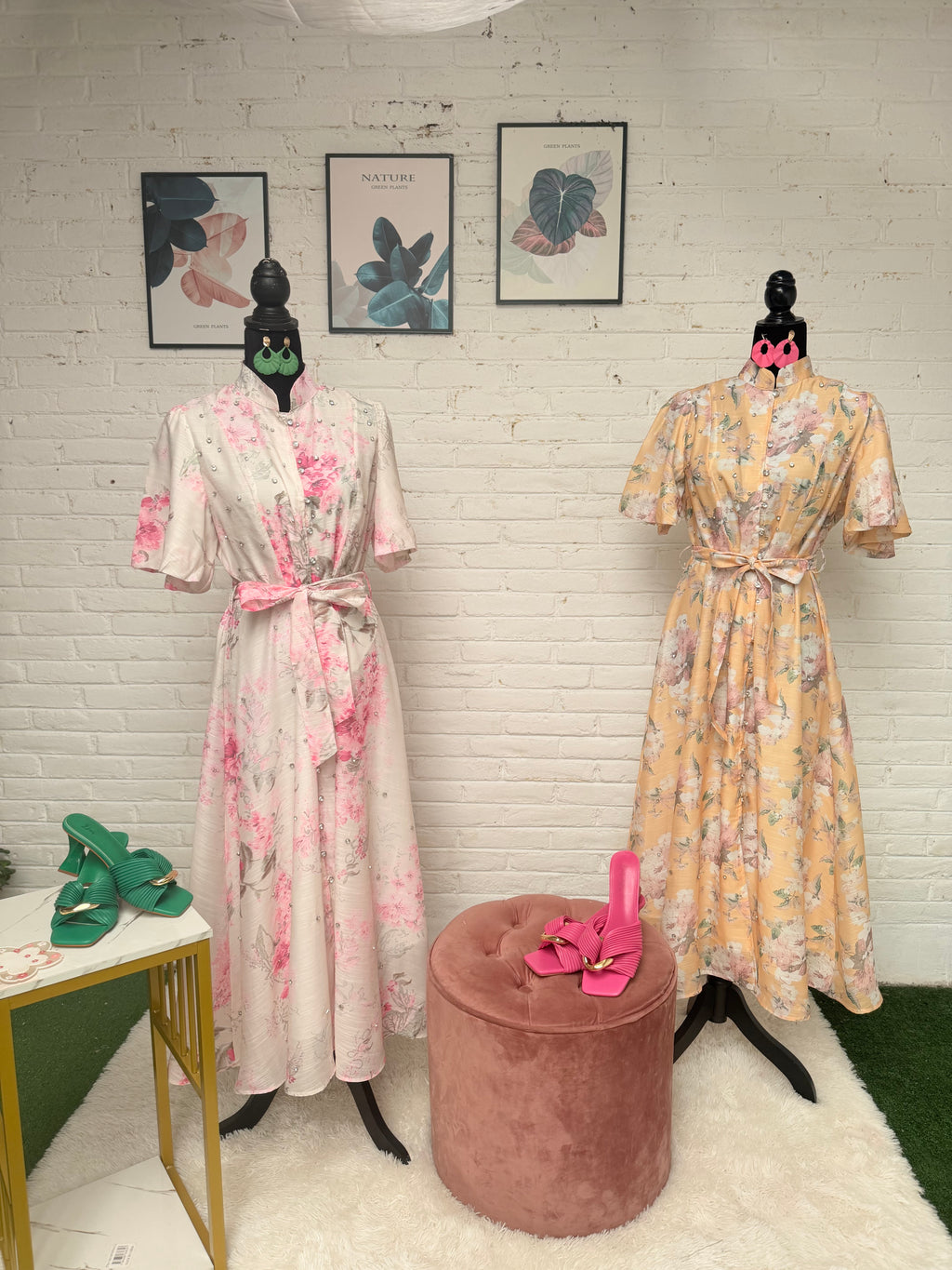 Vestido largo manga corta con pedrería y estampado floral