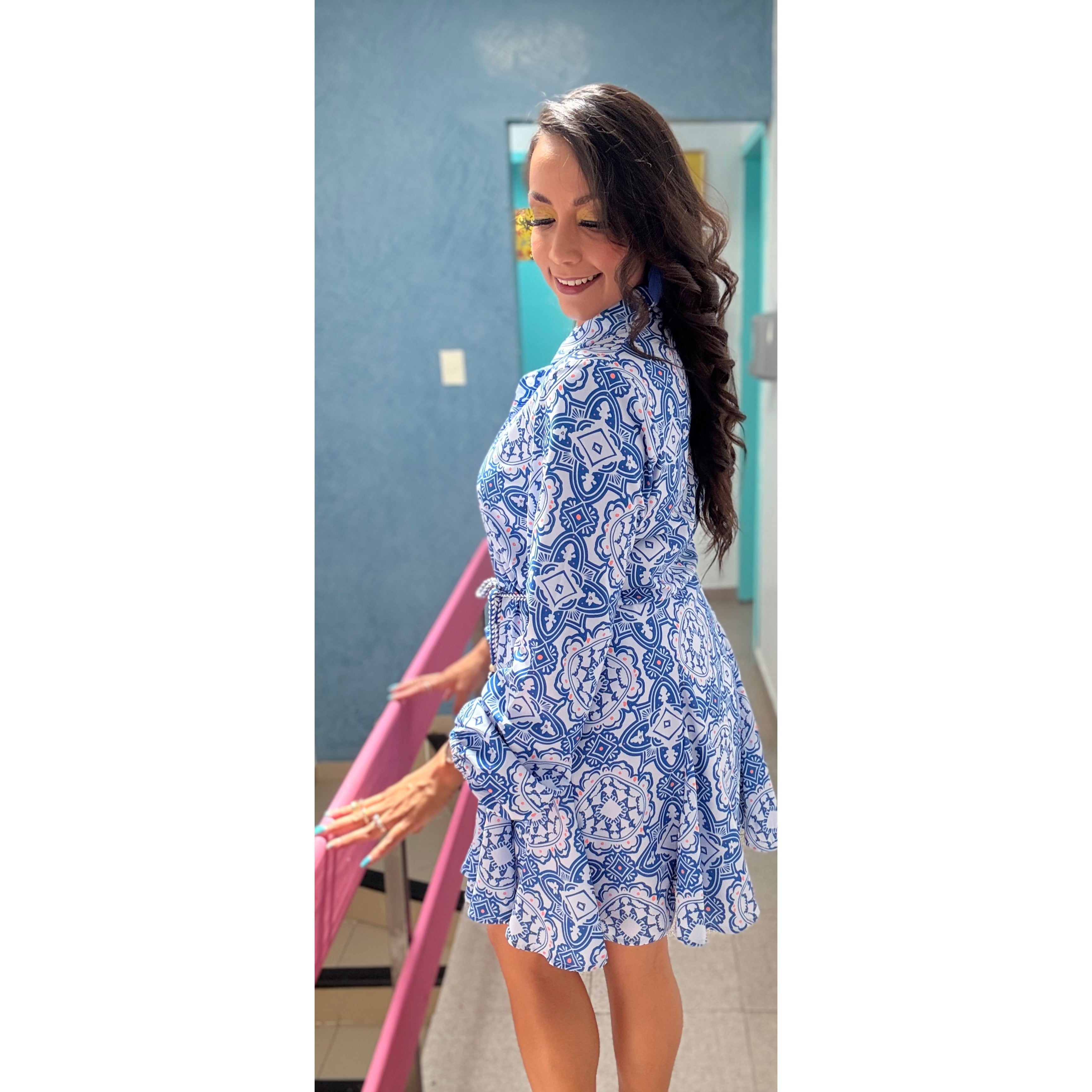 Vestido corto camisero manga larga con cinta de vuelo estampado Talavera