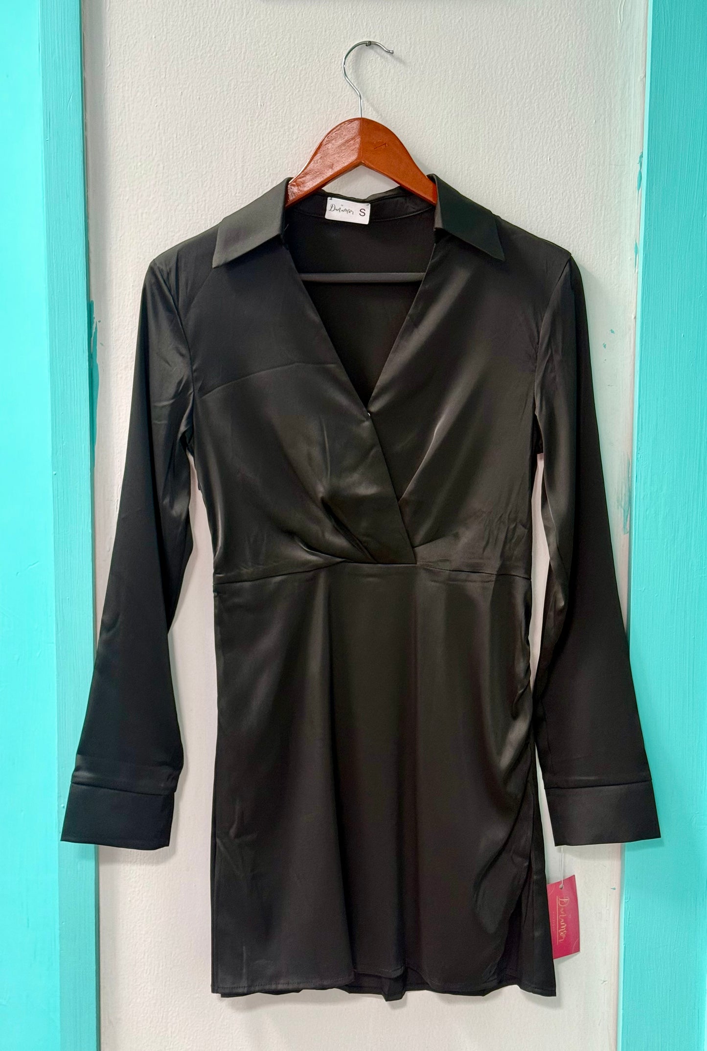 Vestido corto negro satinado