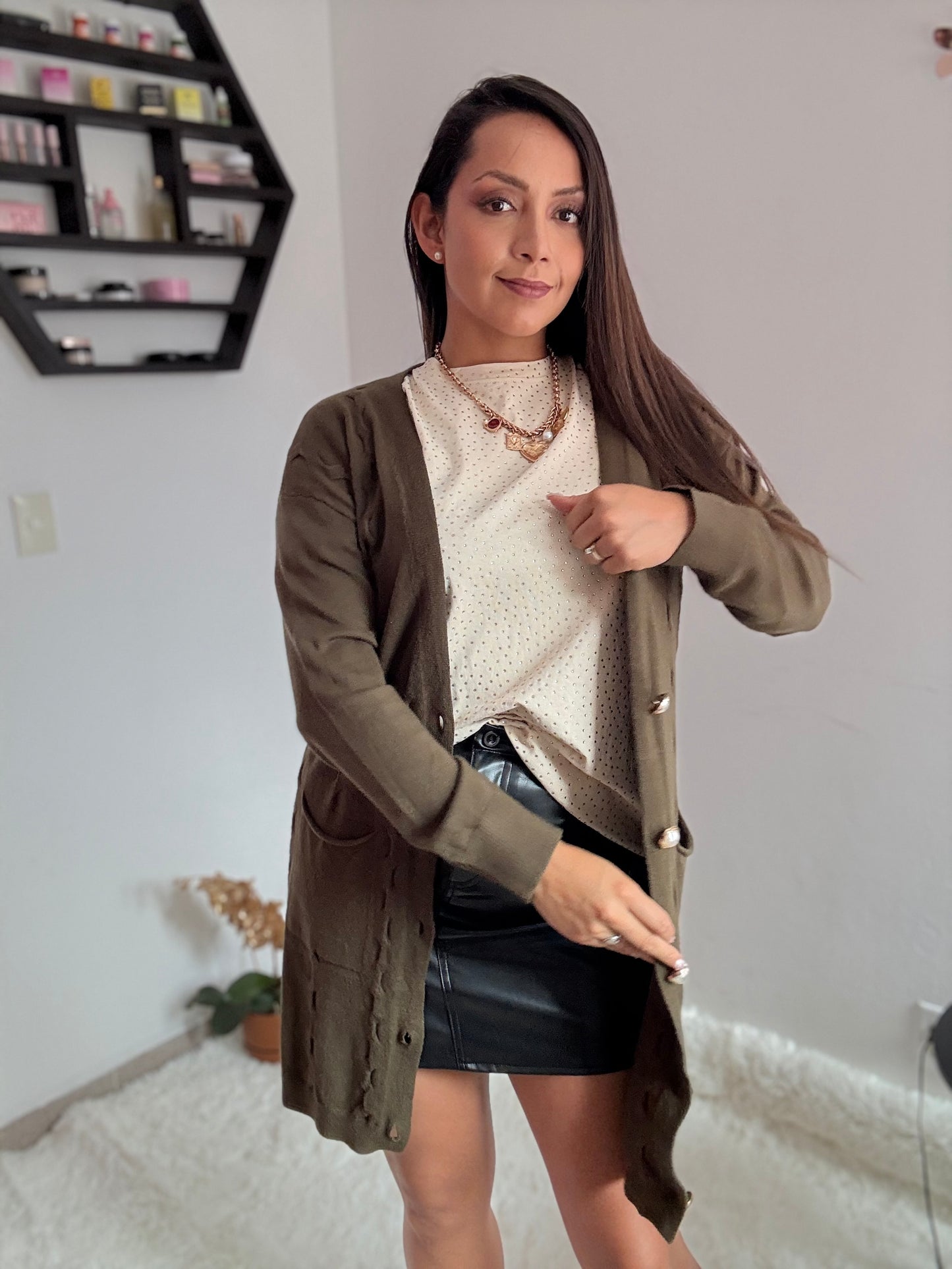 Suéter largo con botones de perlas