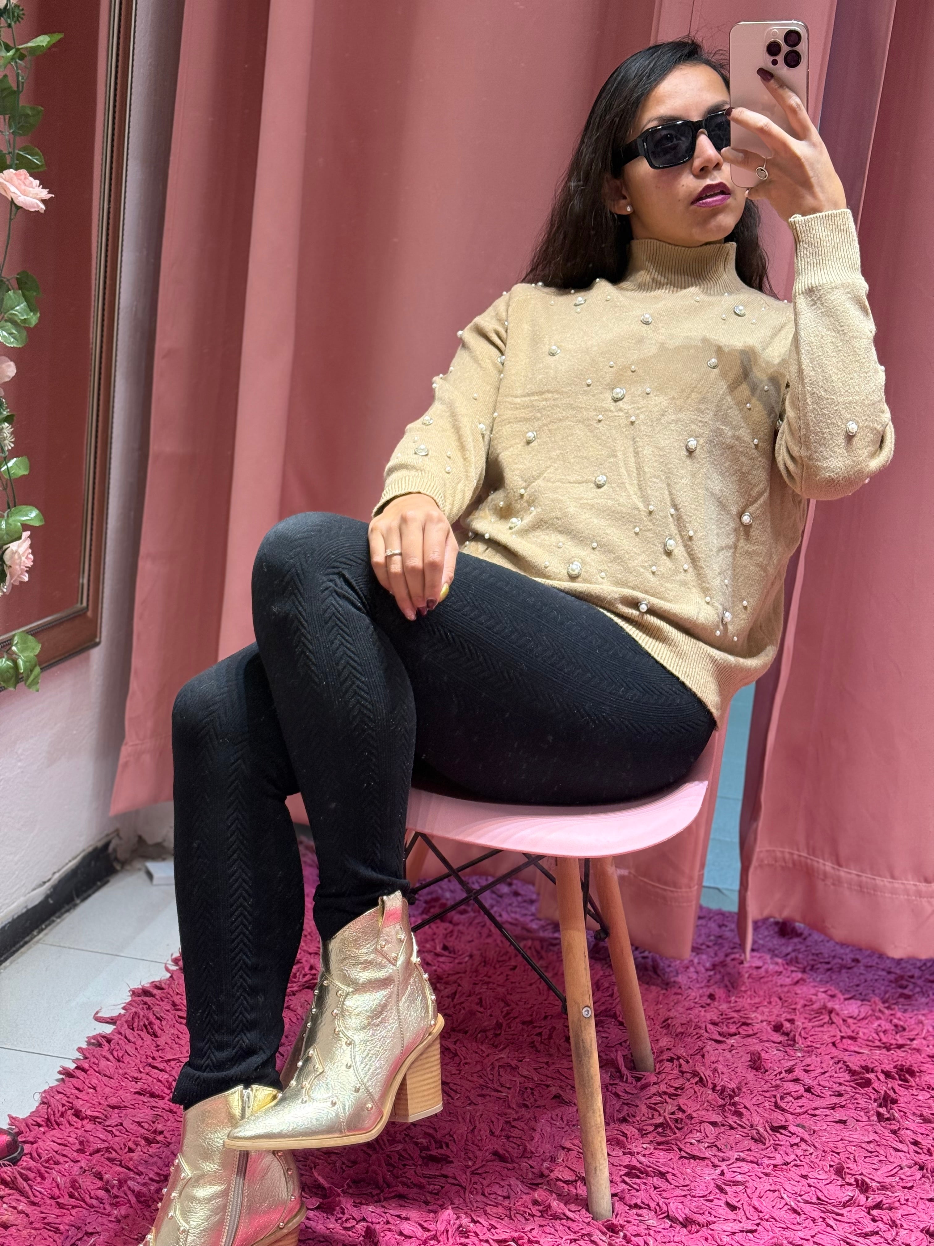 Suéter cuello alto con pedrería