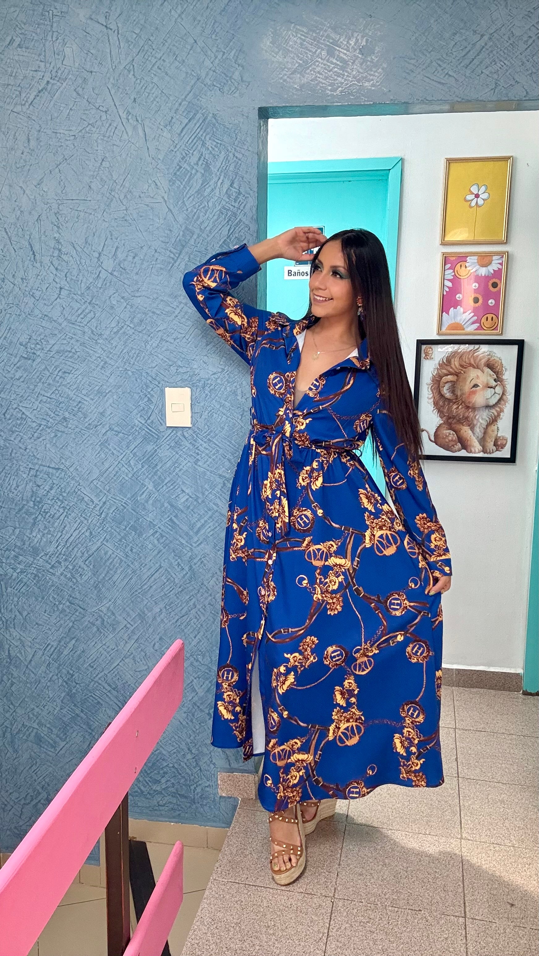 Vestido largo azul con cinta en cintura de manga larga estampado Versace