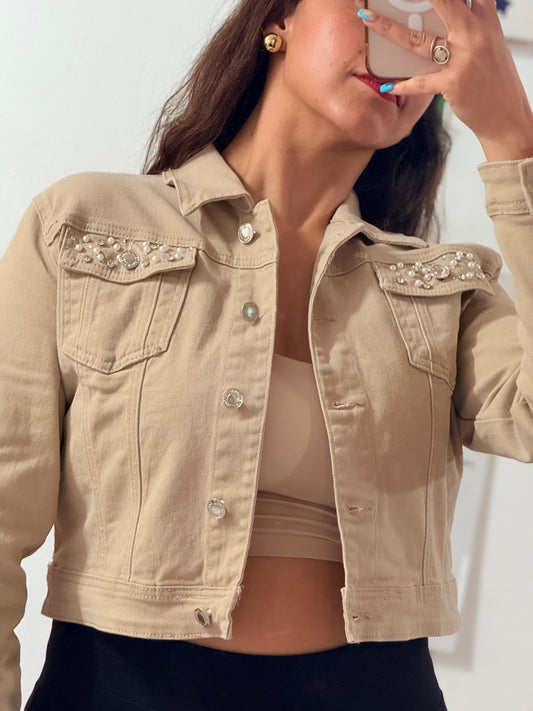 Chamarra corta de mezclilla con pedrería en bolsas al frente