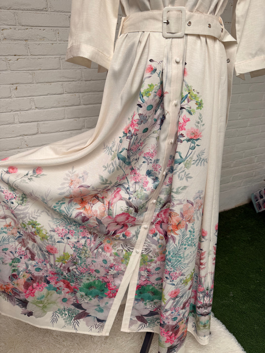 Vestido largo manga corta, cinturón y estampado floral parte baja