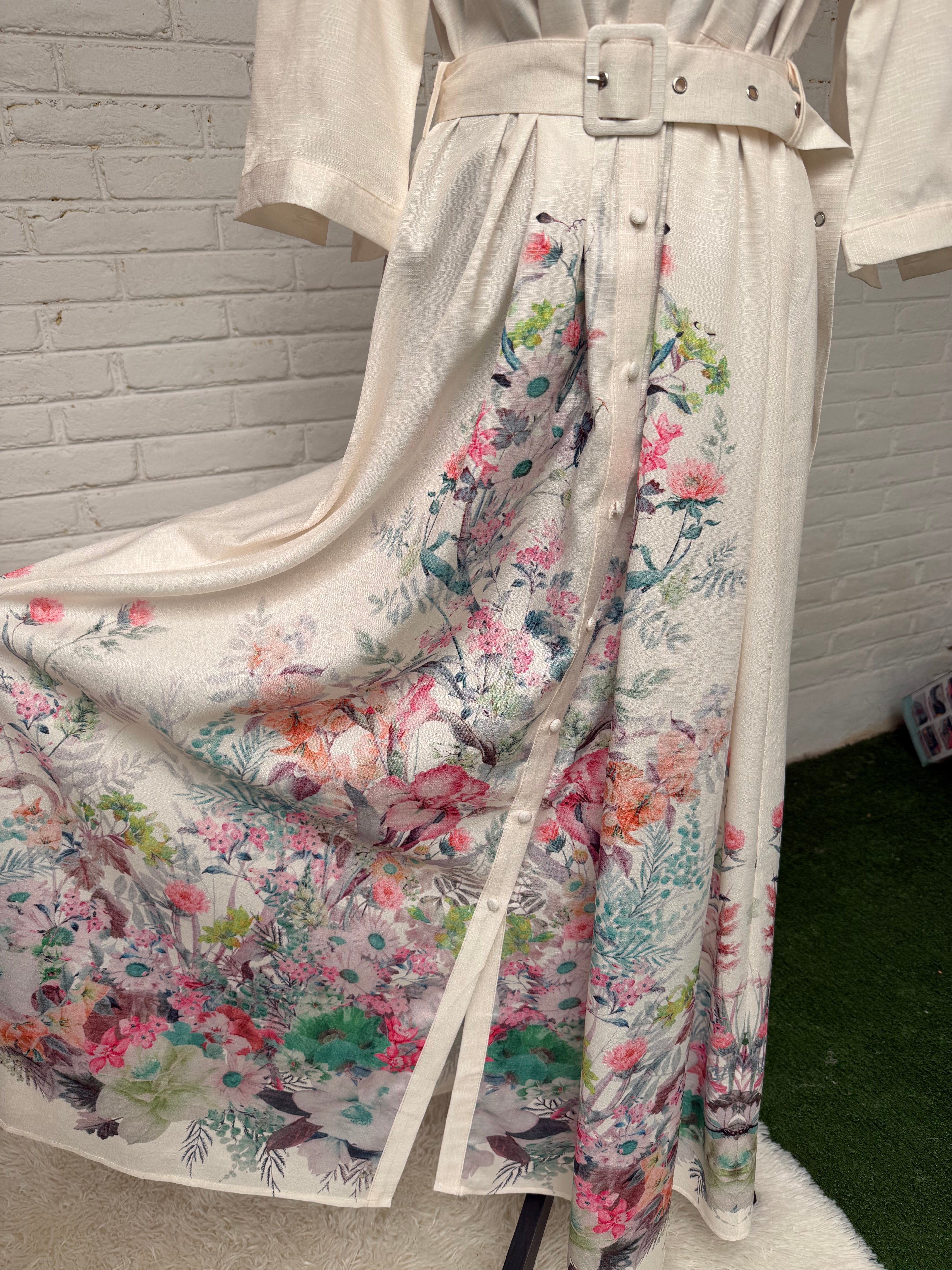 Vestido largo manga corta, cinturón y estampado floral parte baja