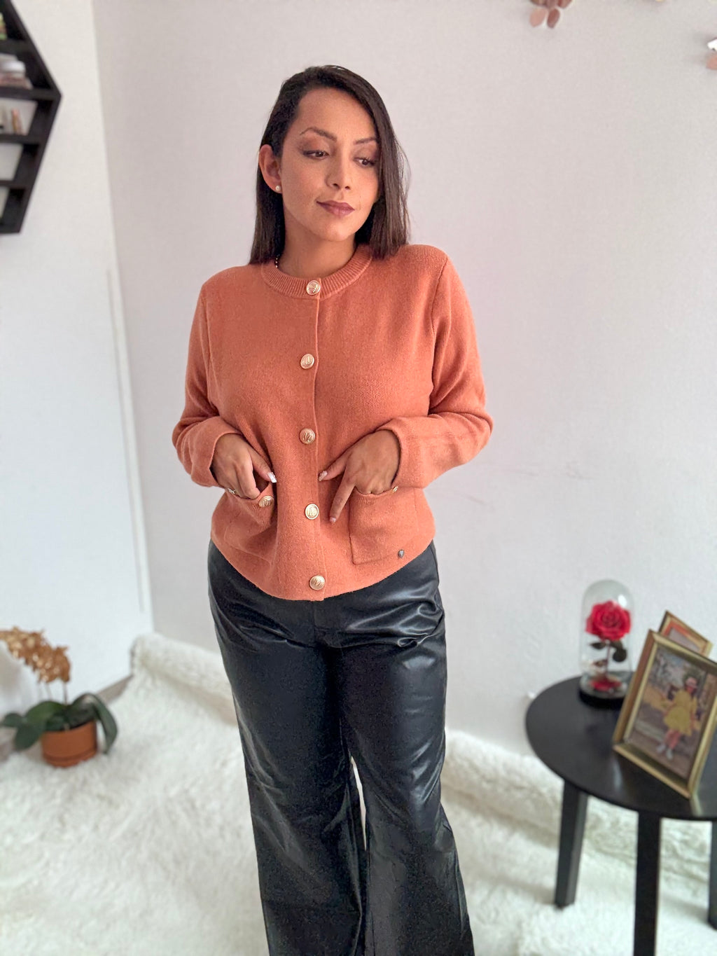 Suéter grueso con botones dorados