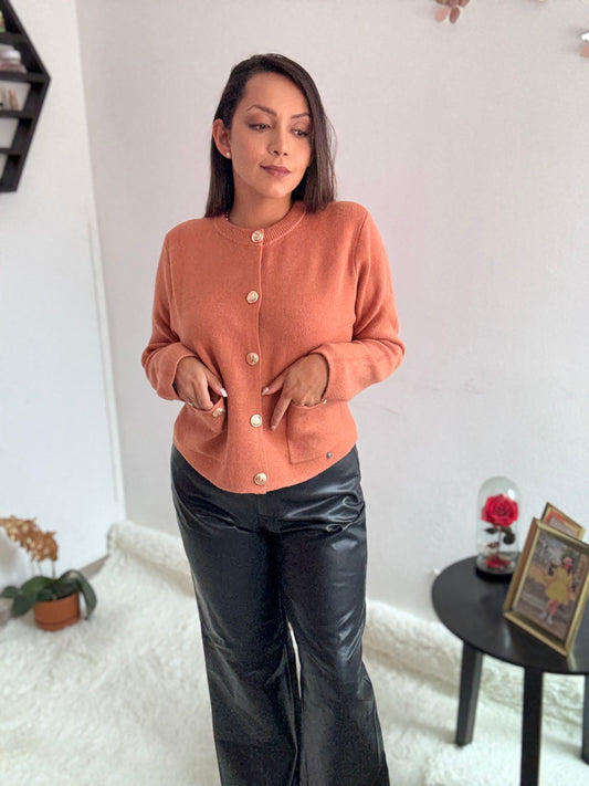 Suéter grueso con botones dorados