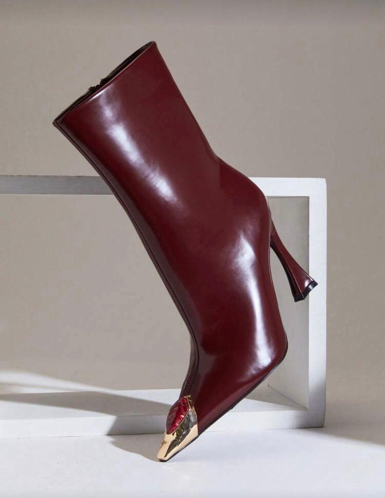 Botines Chic con decoración punta dorada con piedra minimalista