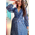 Vestido largo cuello V con holanes, animal print azul