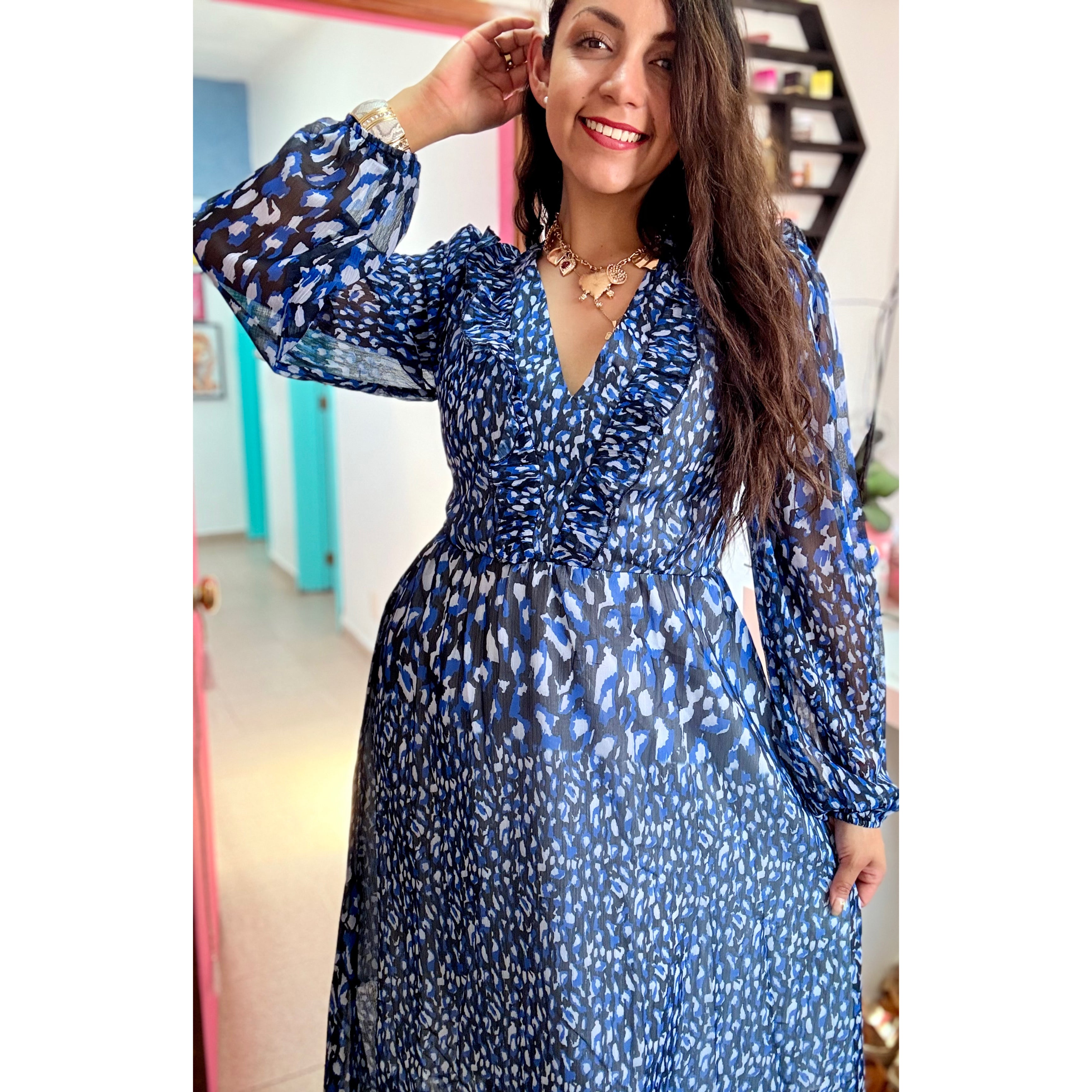 Vestido largo cuello V con holanes, animal print azul