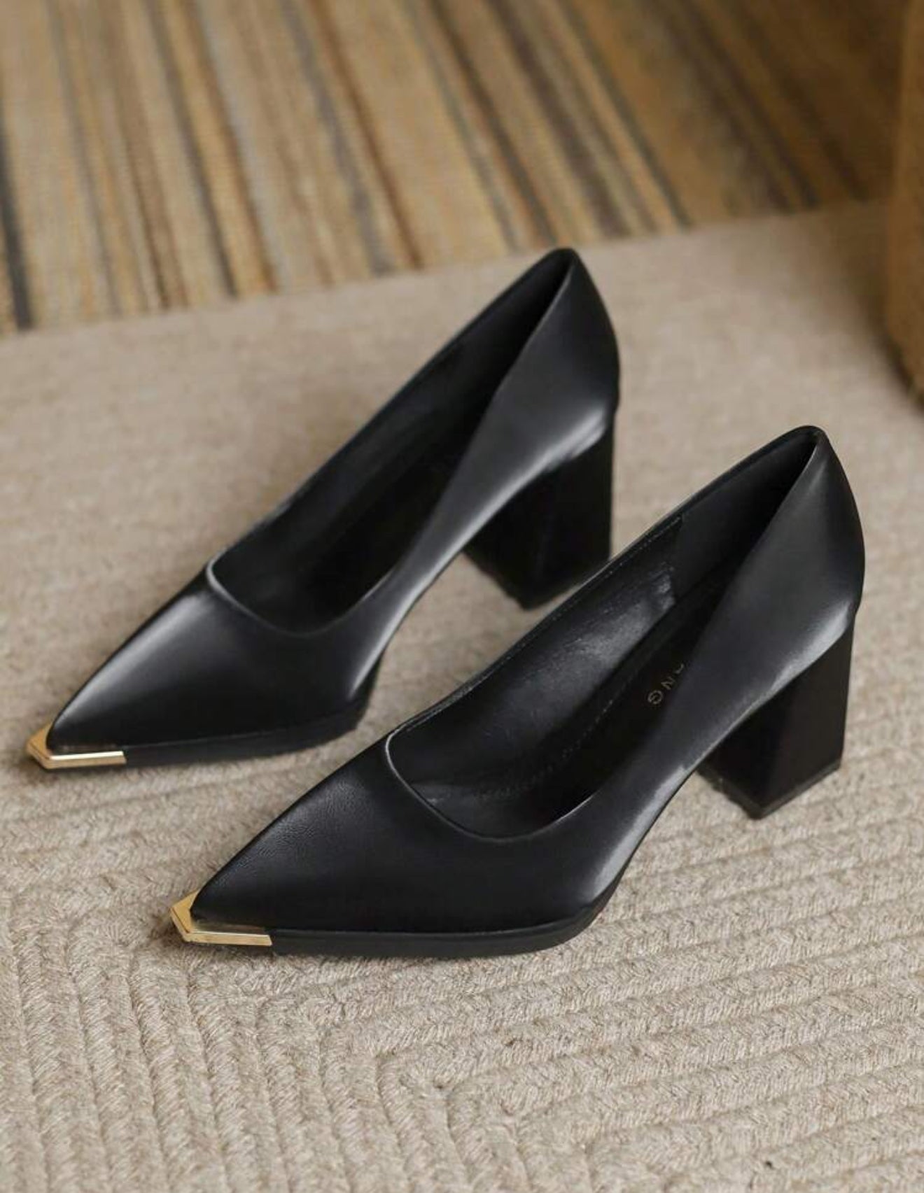 Zapatillas negras con punta dorada