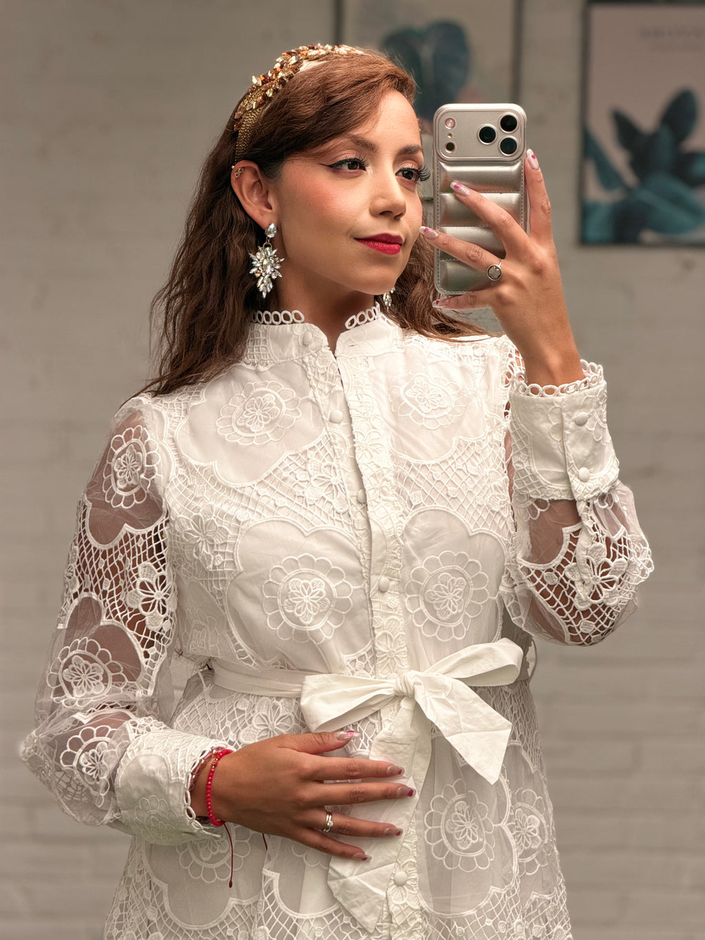 Vestido corto cubierta de encaje elegante con cinta en cintura