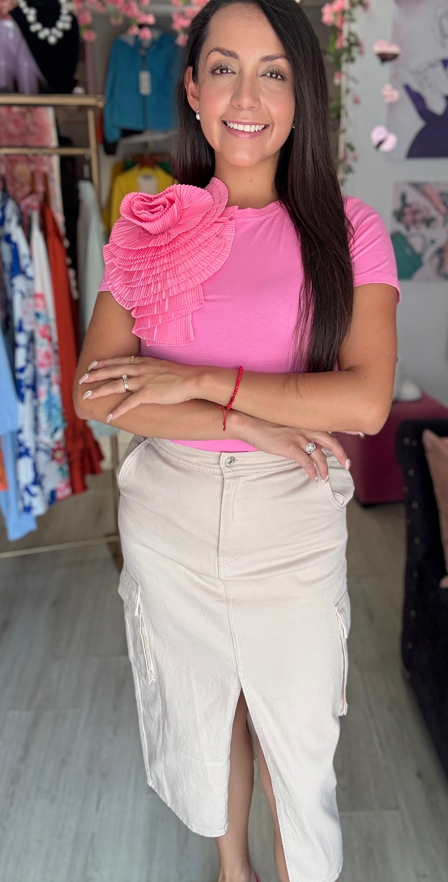 Playera manga corta con florecita crepé