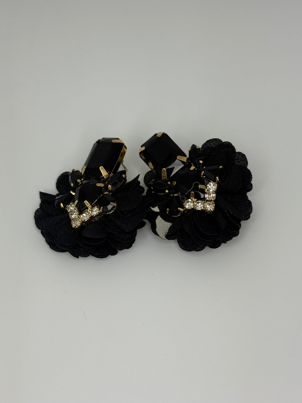 Aretes con flores decoradas con cristales